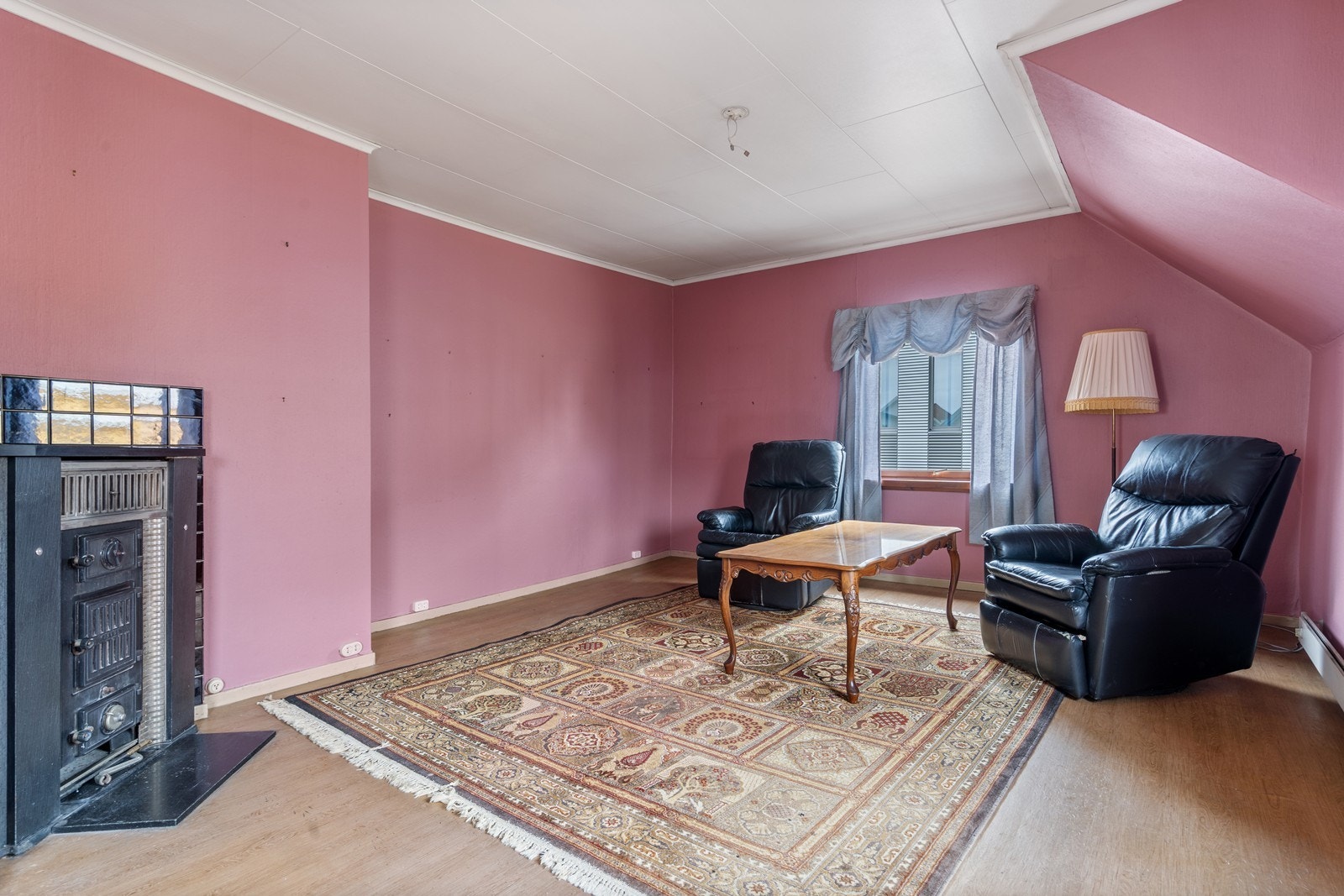 Stuen har en god størrelse og en funksjonell planløsning som legger til rette for flere møbleringssoner, herunder både spisestue og sofakrok. Galleribilde