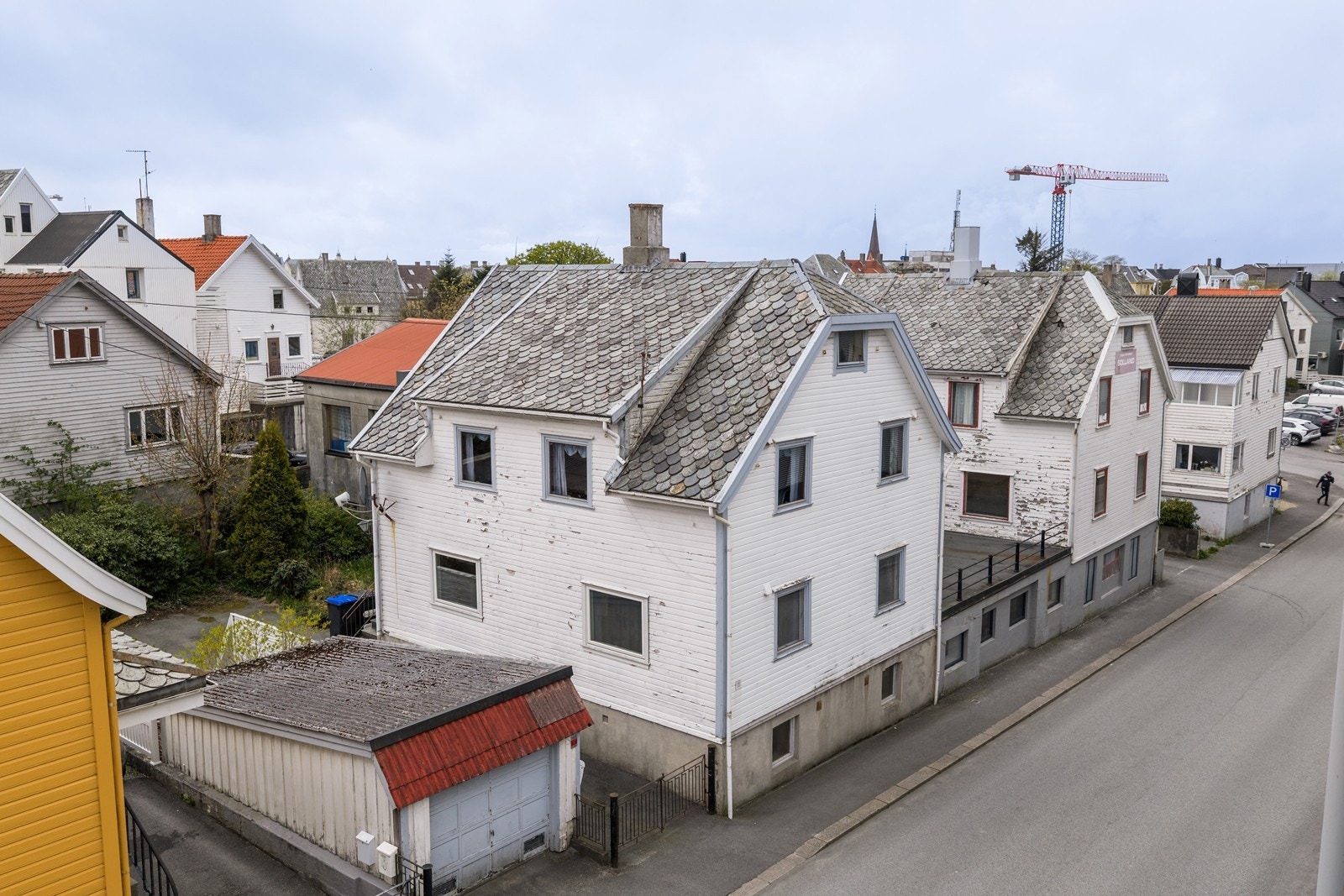 Tomannsbolig med to godkjente boenheter og tilhørende garasje. Galleribilde
