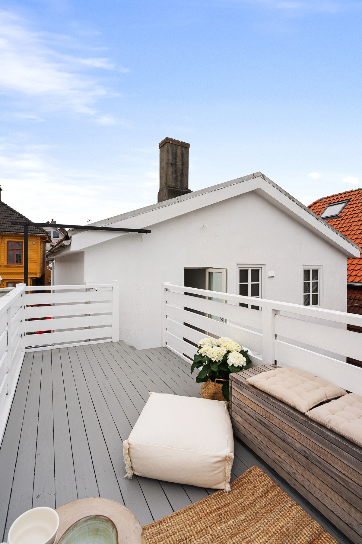 Det er god plass til ønsket utemøblement på terrassen. Galleribilde