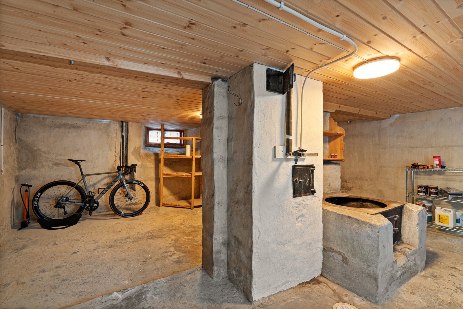 Praktisk kjeller med gode oppbevaringsmuligheter. Galleribilde