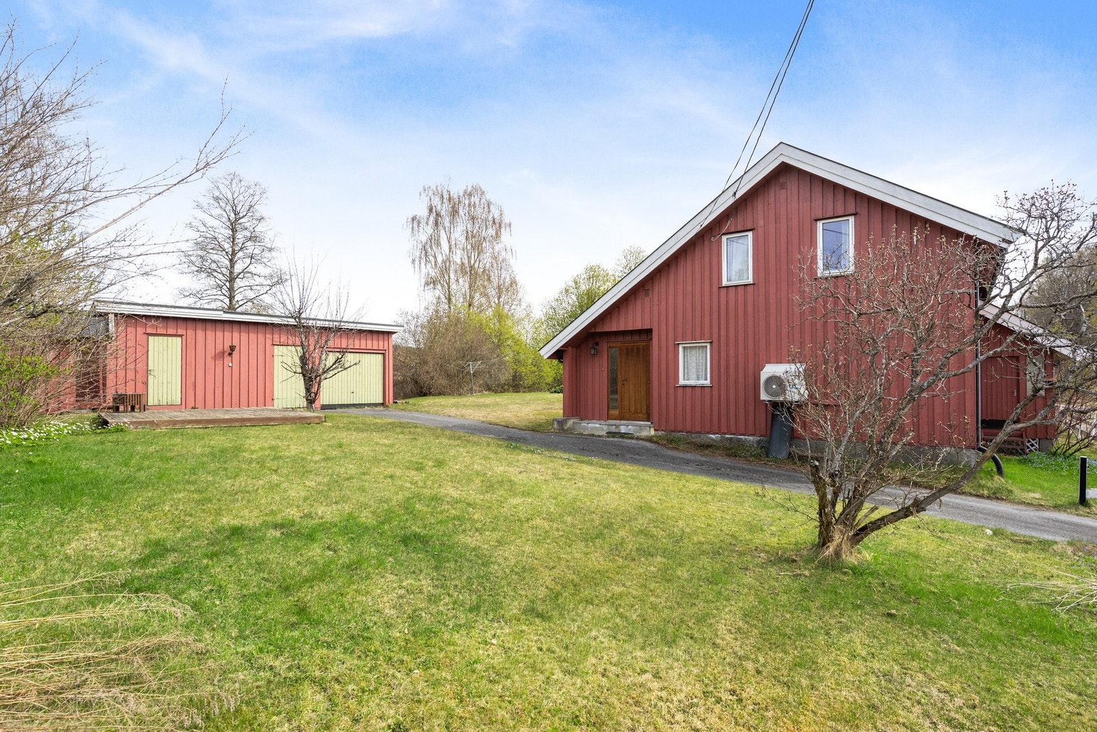 Stor, solrik tomt med plen og beplantning Galleribilde