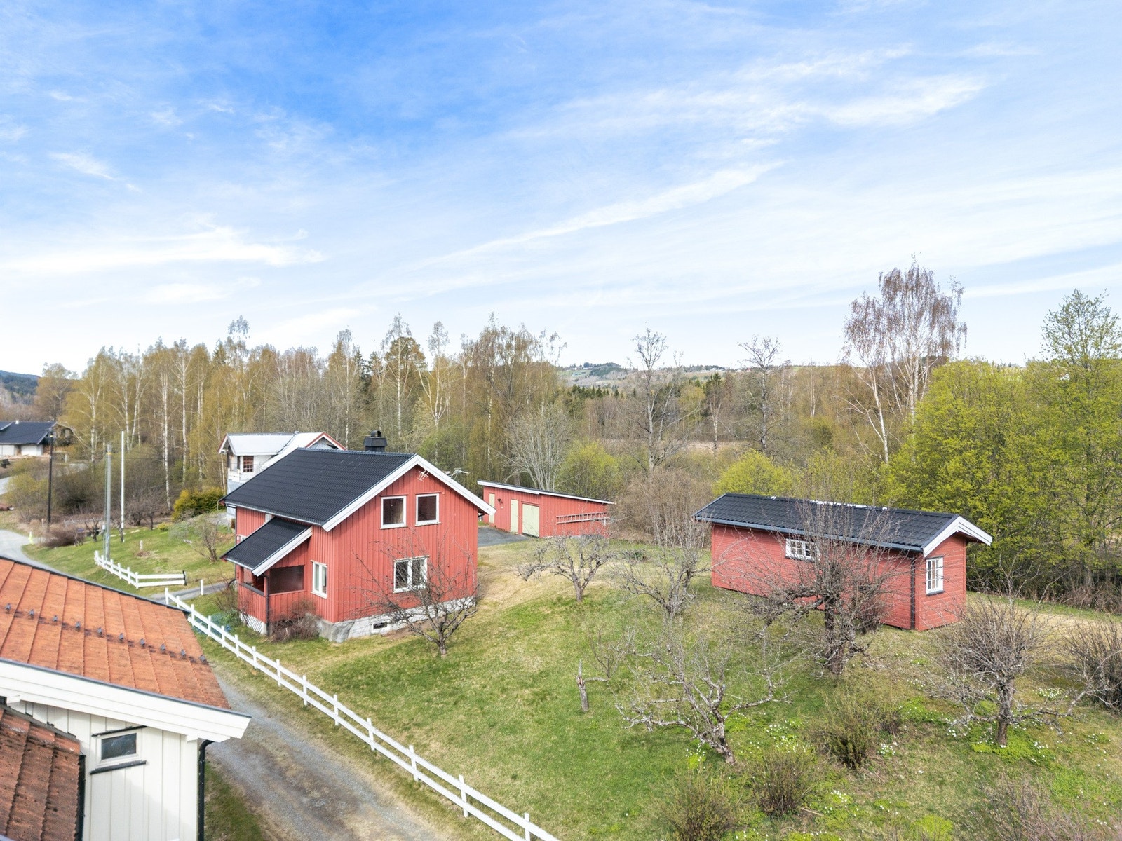 Øverbygdsvegen 135 - stor tomt med bolighus - uthus/garasje - anneks & lekestue Galleribilde