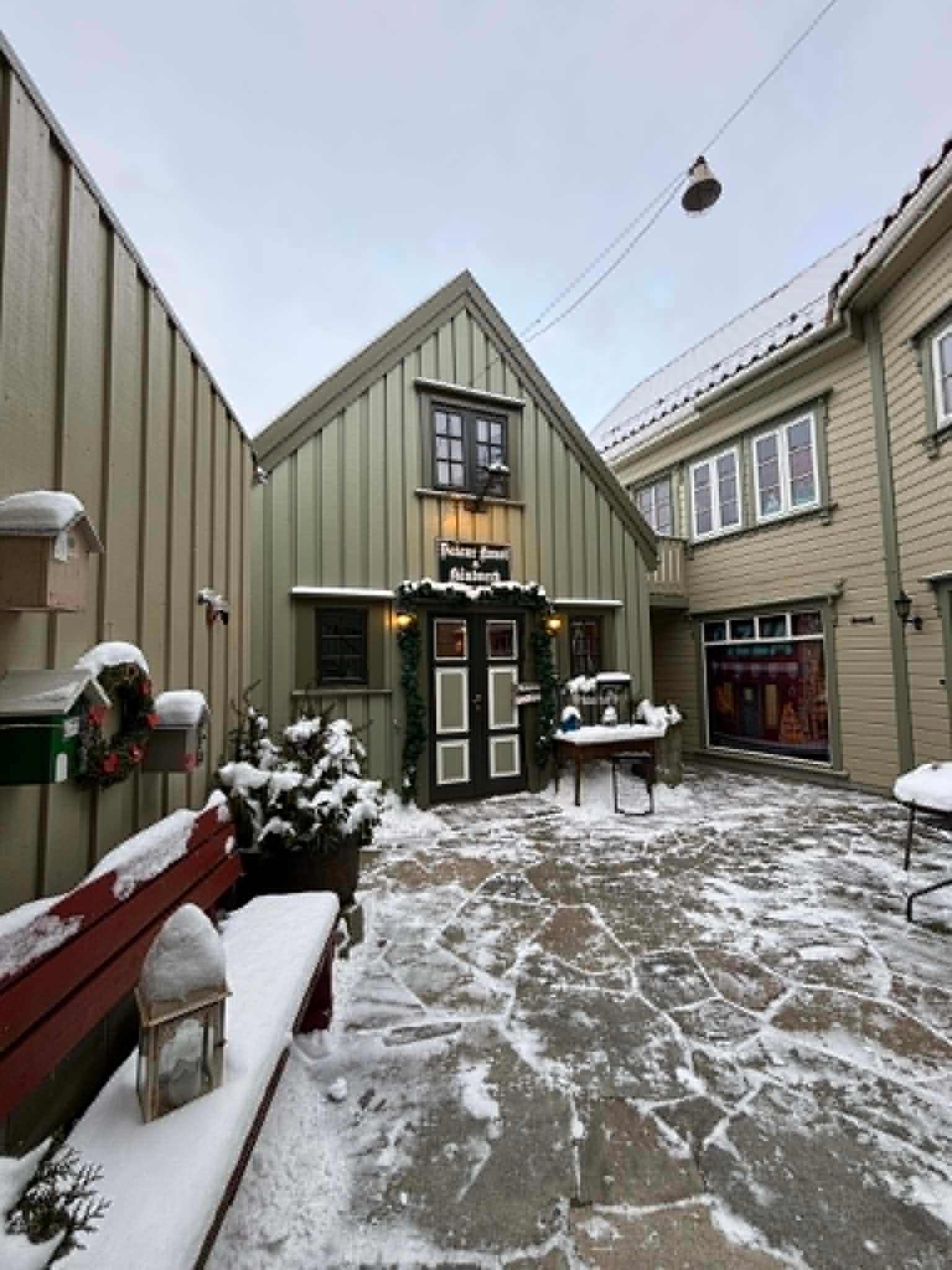 Koselig bakgård med kjekke næringsdrivende og naboer. Galleribilde