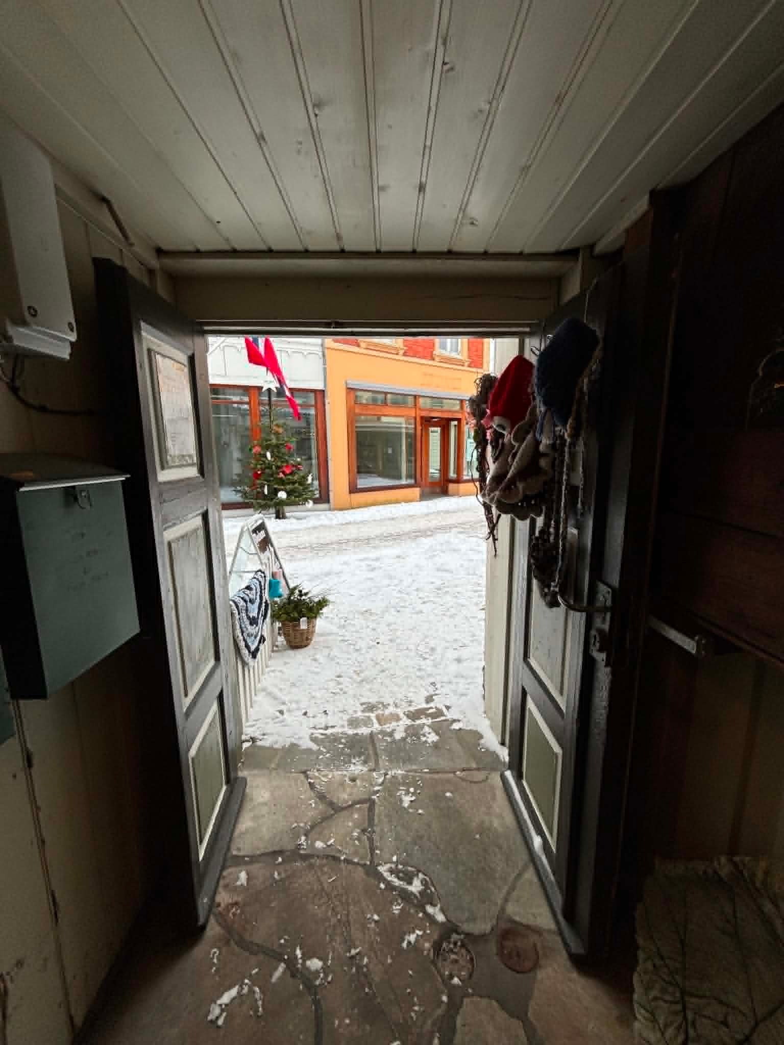 Den koselige inngangen til bakgården i Bygården på Hauen. Galleribilde