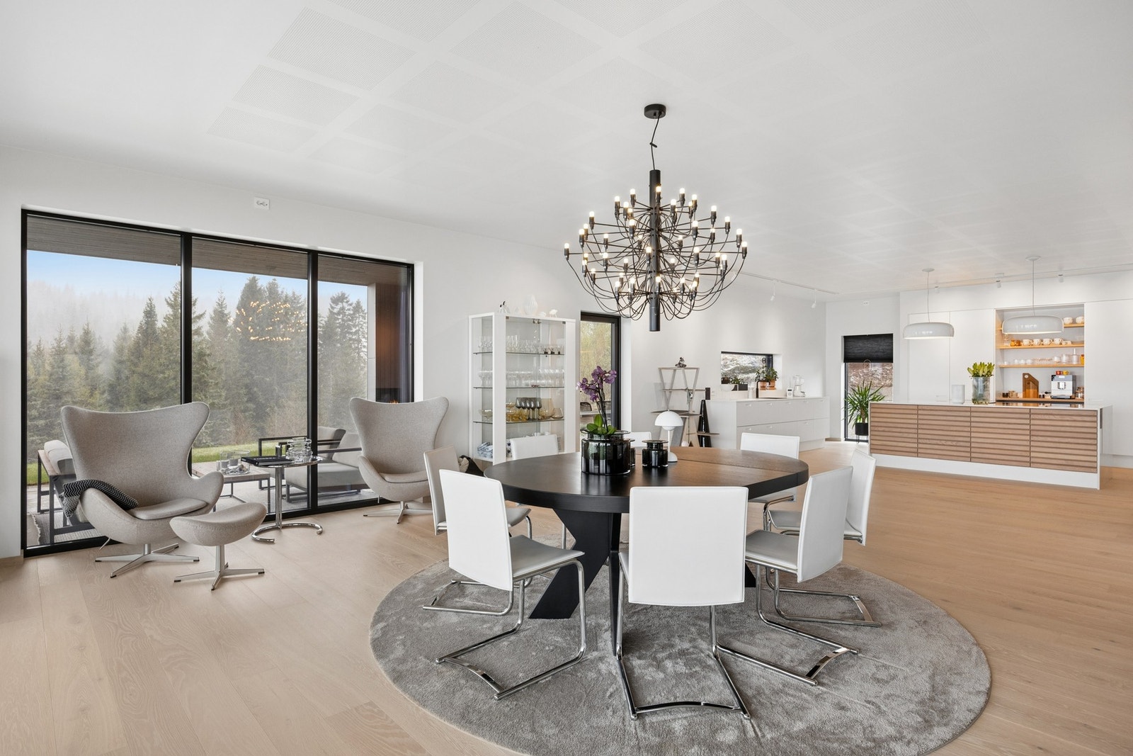 Stue med god plass til flere sittegrupper. Galleribilde