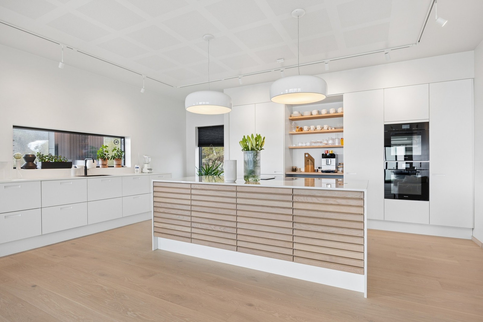 Påkostet kjøkken fra Svane med integrerte hvitevarer fra Miele. Galleribilde