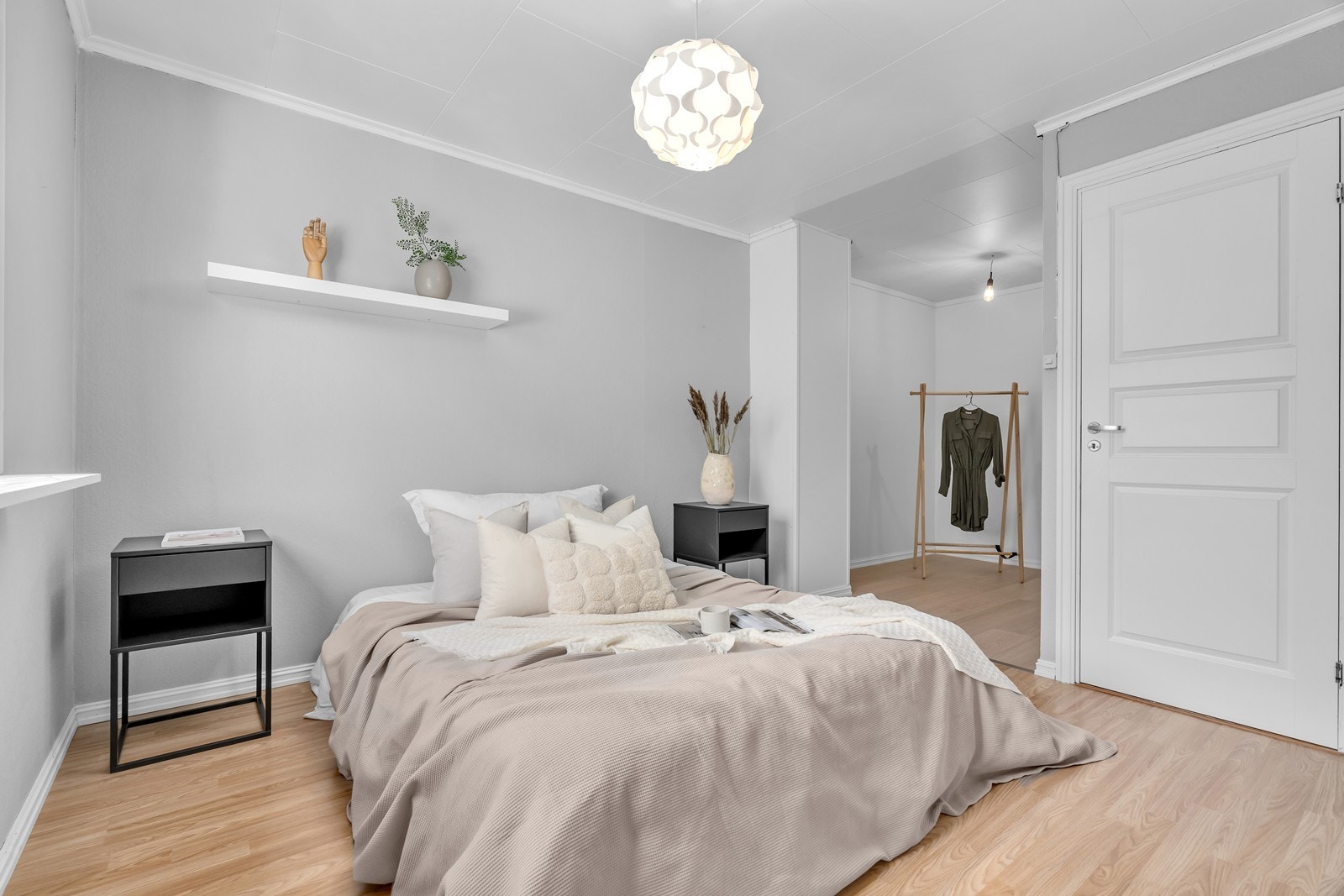 Det er åpnet opp mellom soverom og garderobe Galleribilde