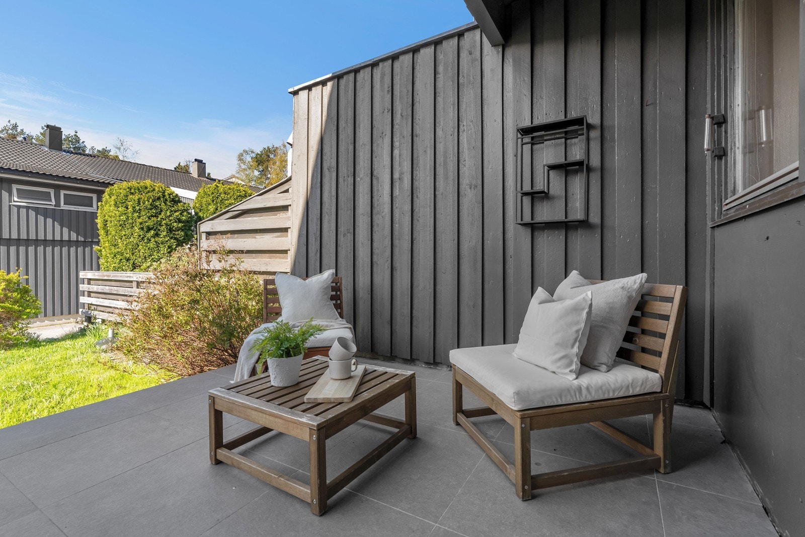 Skjermet terrasse og hageområde - et perfekt sted å nyte kveldssolen Galleribilde