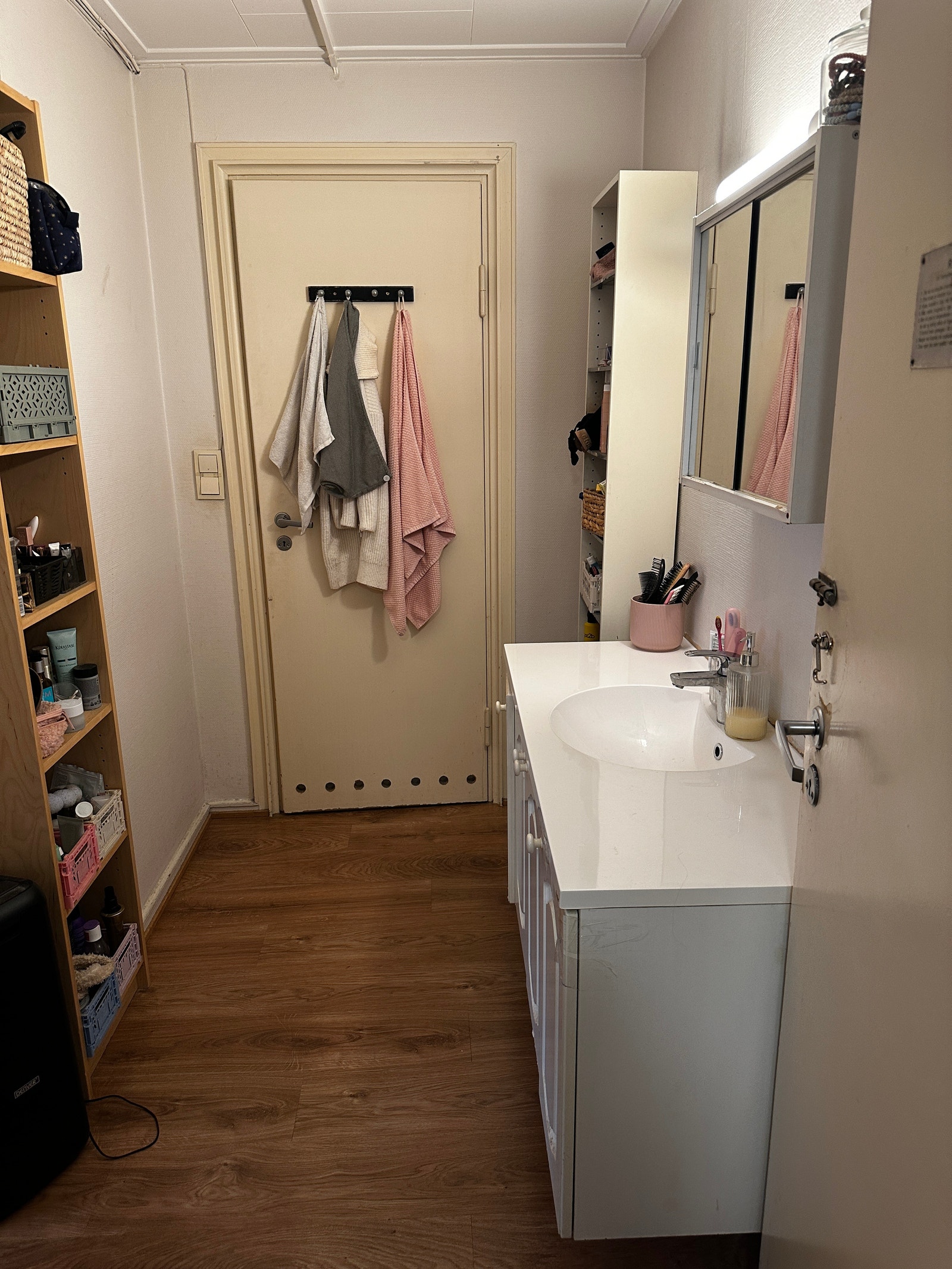 Del av bad med vask og oppbevaring Galleribilde