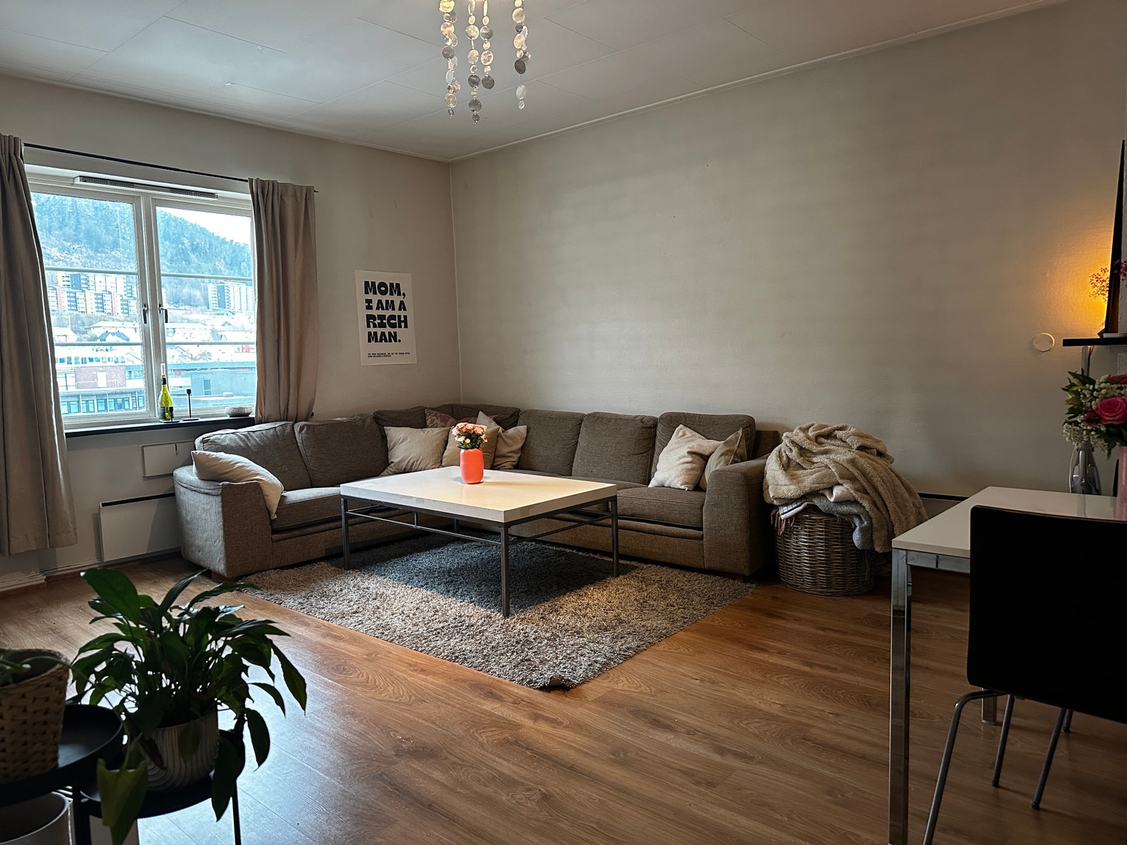 Stor stue med gode møblerings muligheter Galleribilde