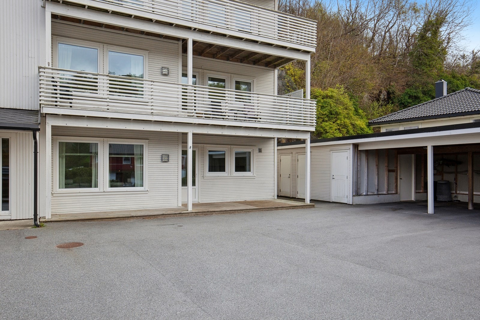 Med leiligheten følger det også en egen carport og en utvendig bod på ca 5 kvm. Galleribilde