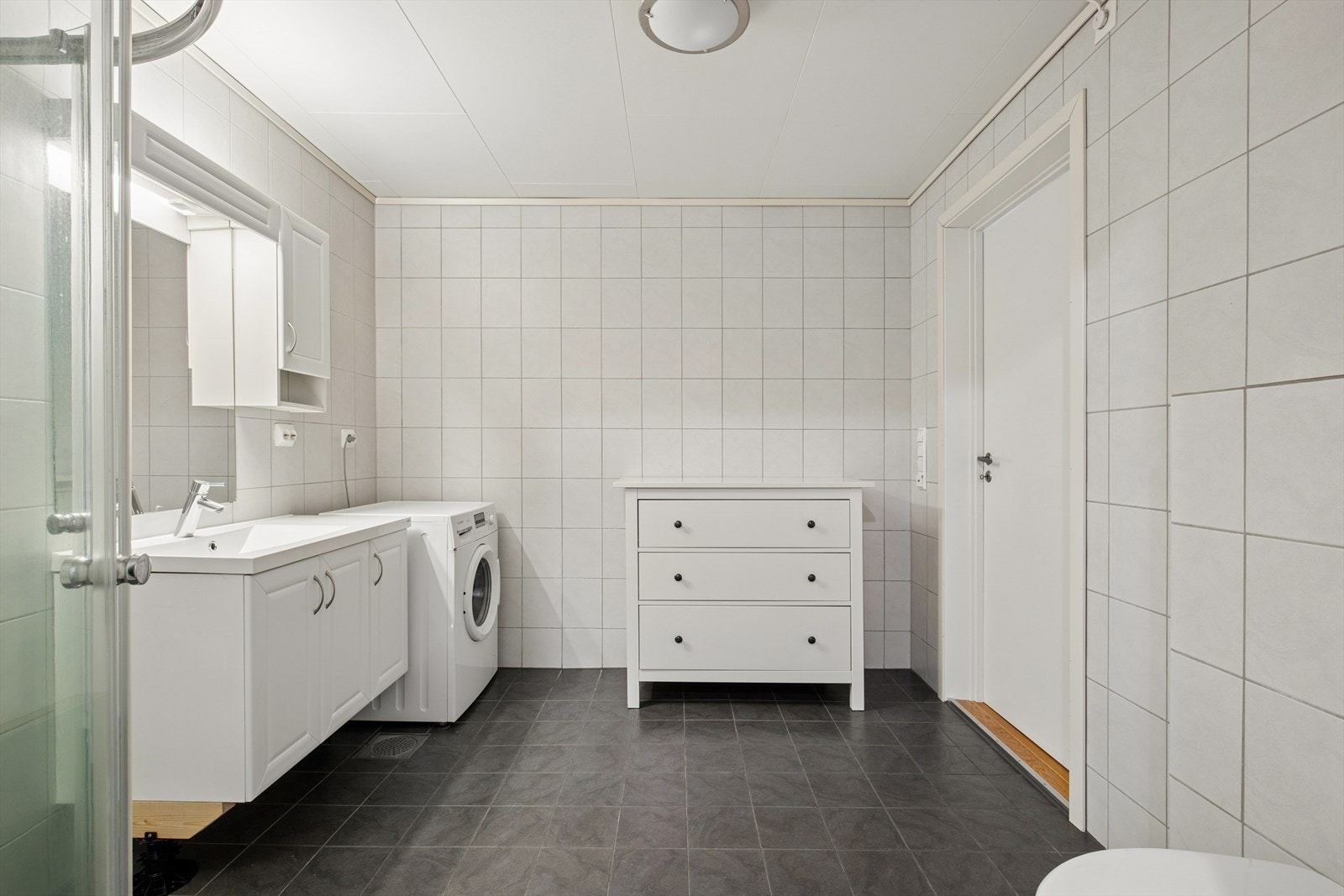 Badet er av god størrelse og har opplegg for vaskemaskin. Galleribilde