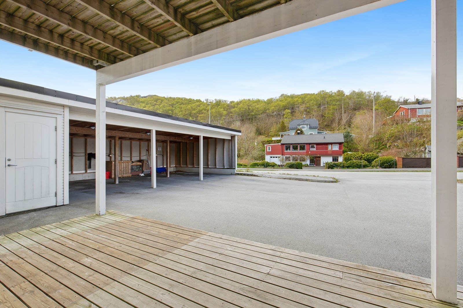 God terrasse med plass til utemøbler. Galleribilde