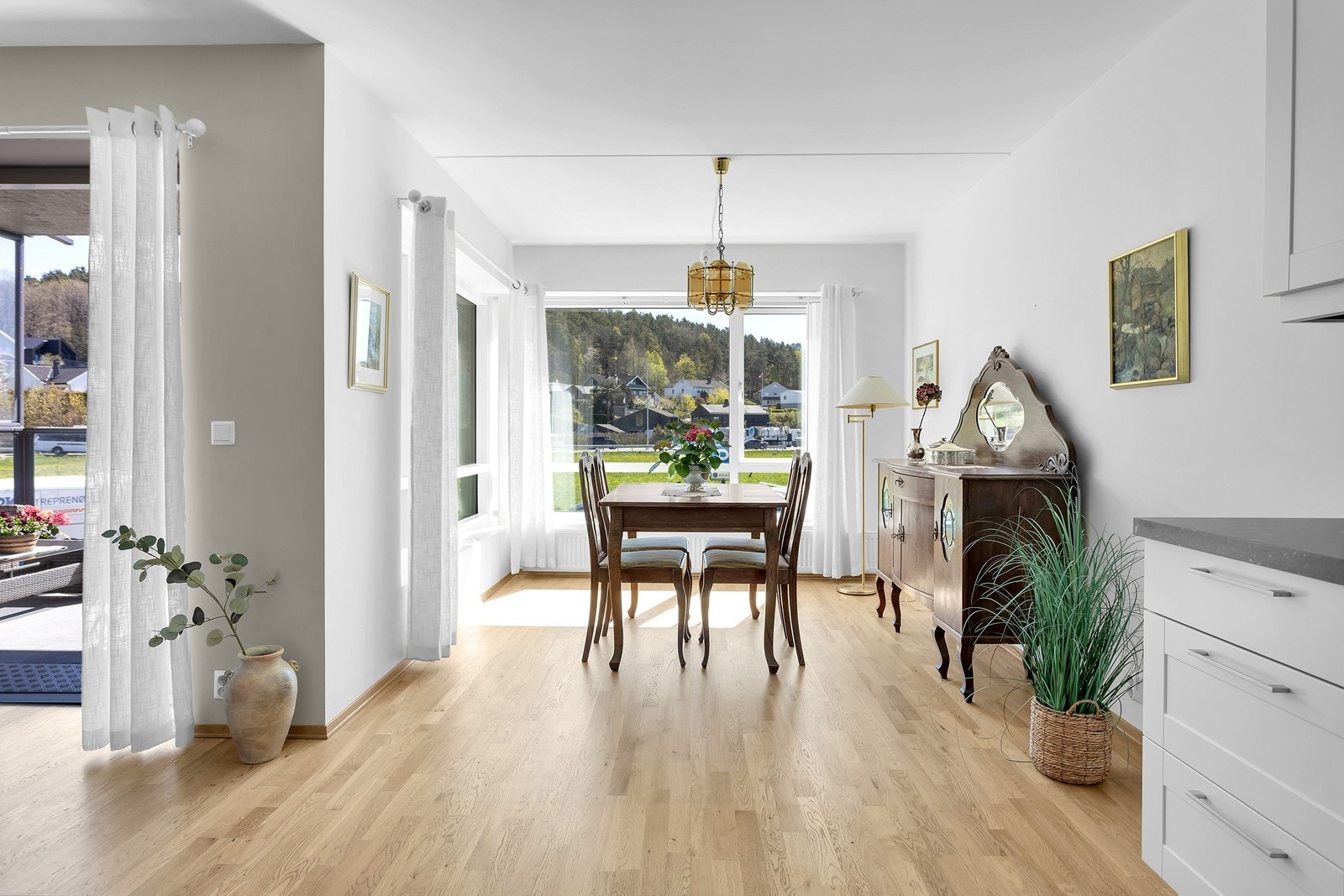 Vannbåren fjernvarme med gulvvarme og radiatorer - noe som gir et lunt og godt inneklima. Galleribilde