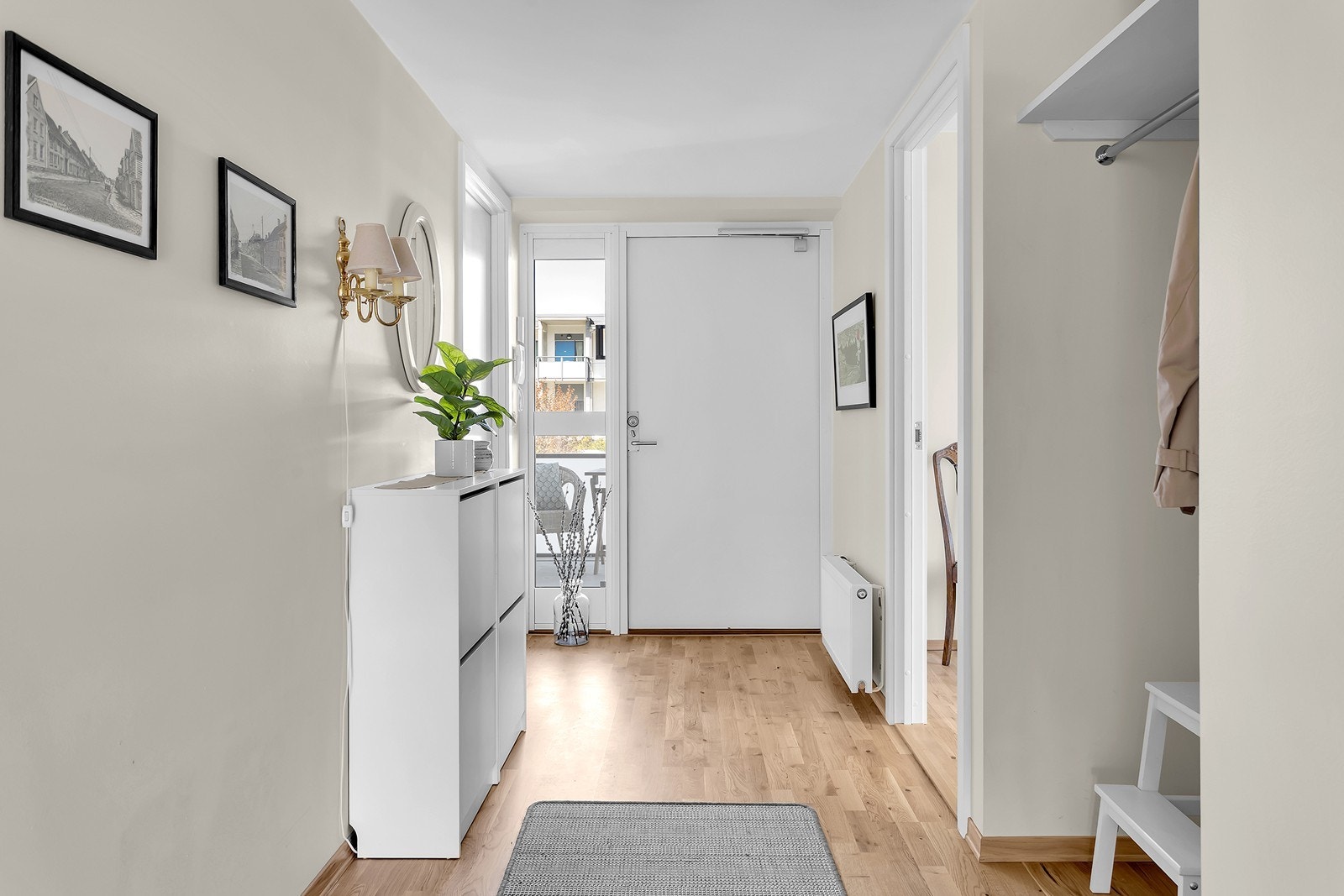 Entrè med nisje for tøyoppheng Galleribilde