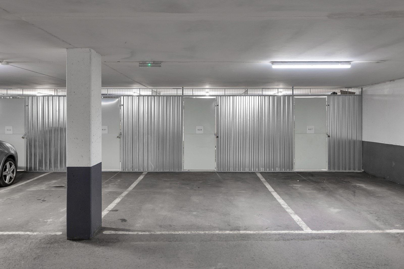 Fast p-plass med sportsbod i bakkant Galleribilde