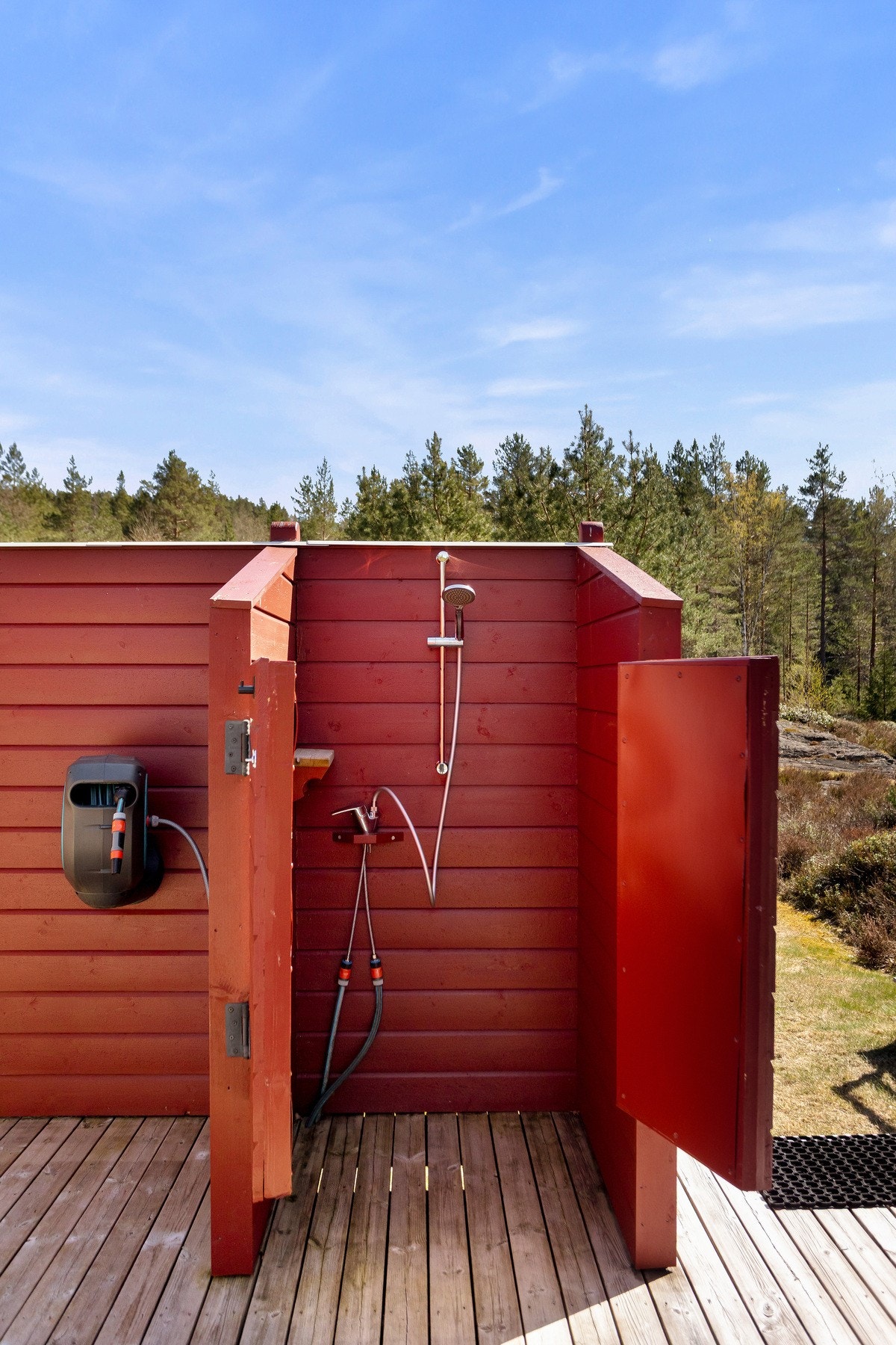 Varmtvann til utedusj varmes opp med gassvarmer. Galleribilde