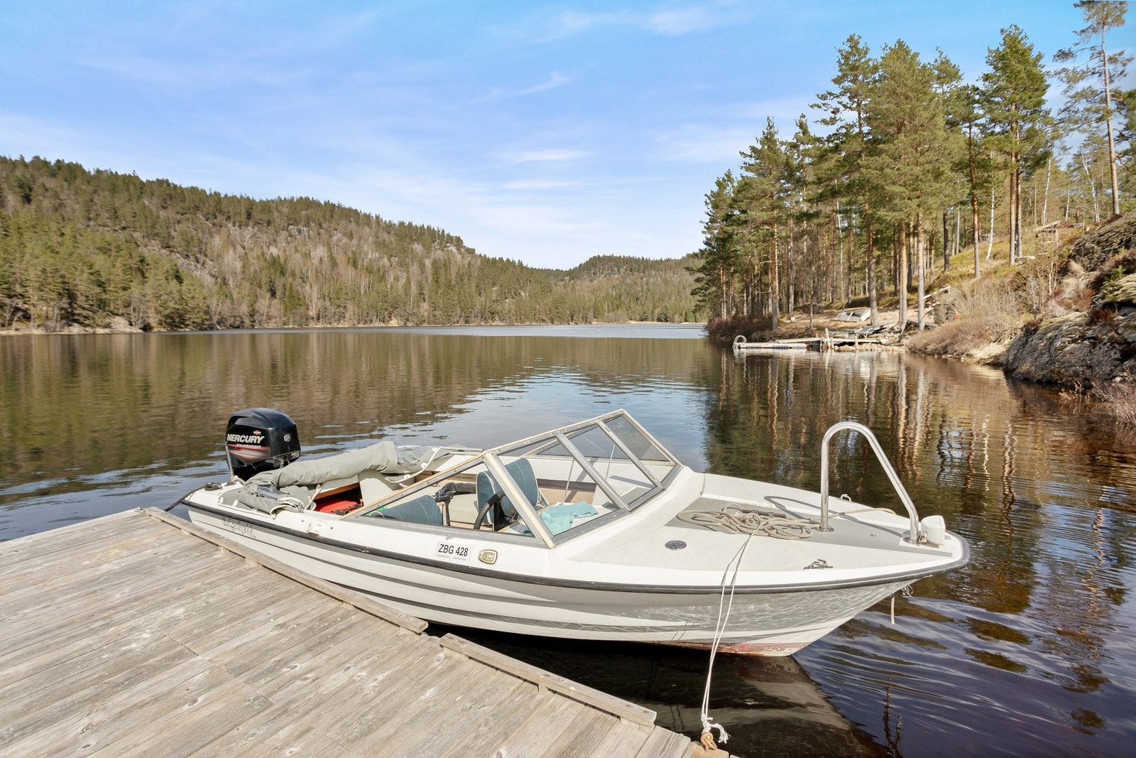 Om sommeren kan man nyte bading, båtliv, vannsport, fisking og turer i skog og mark, mens vinteren byr på preparerte løyper over isen og et vakkert vinterlandskap. Galleribilde