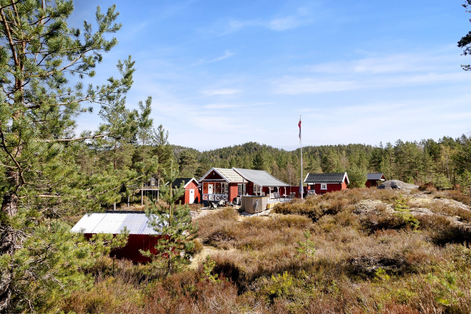 Her ligger alt til rette for rolige dager og aktive naturopplevelser året rundt - med fiske, båtliv, bading, turterreng og preparerte skiløyper vinterstid. Galleribilde