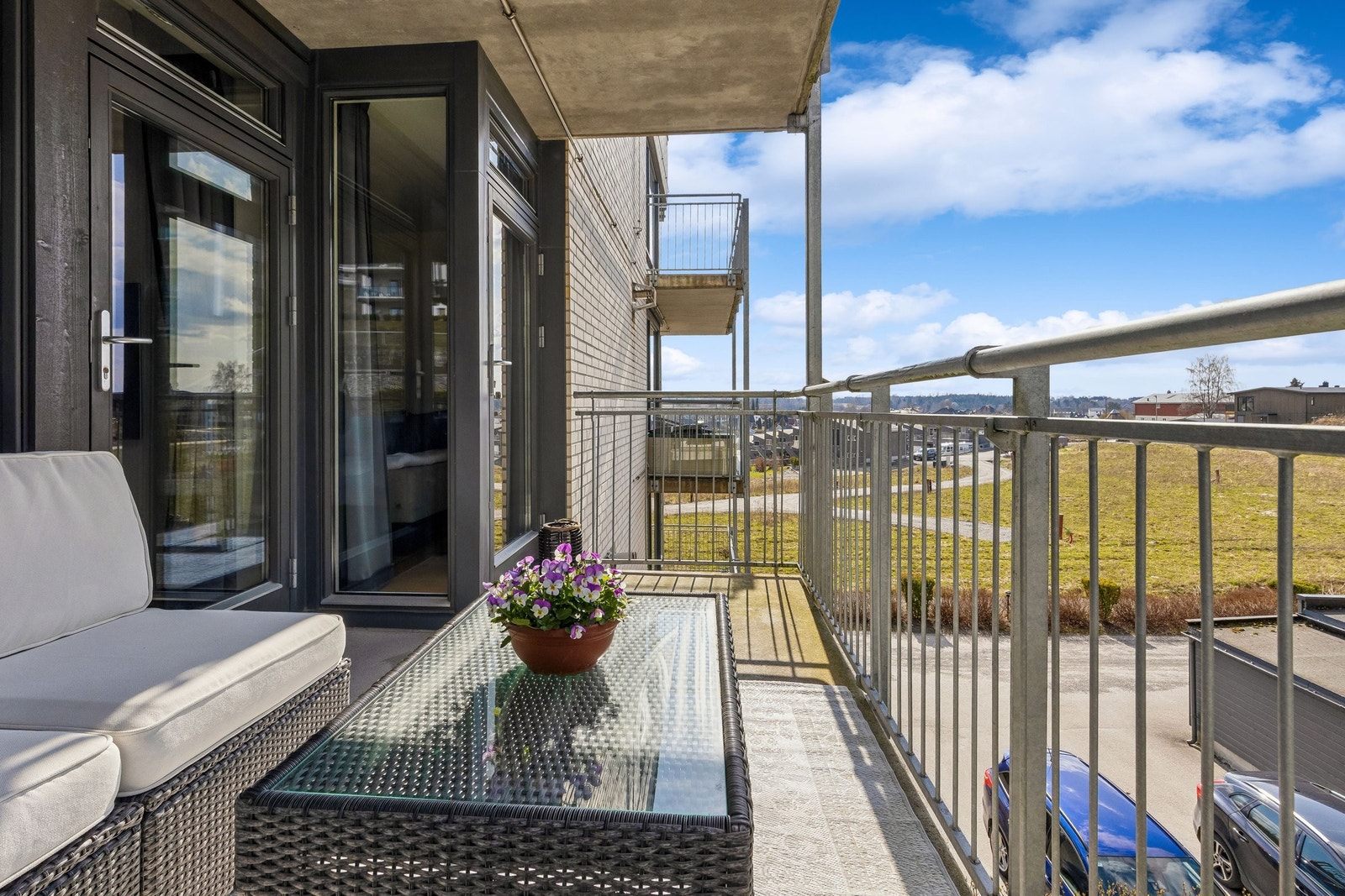 Veranda med utsikt og ettermiddagssol Galleribilde