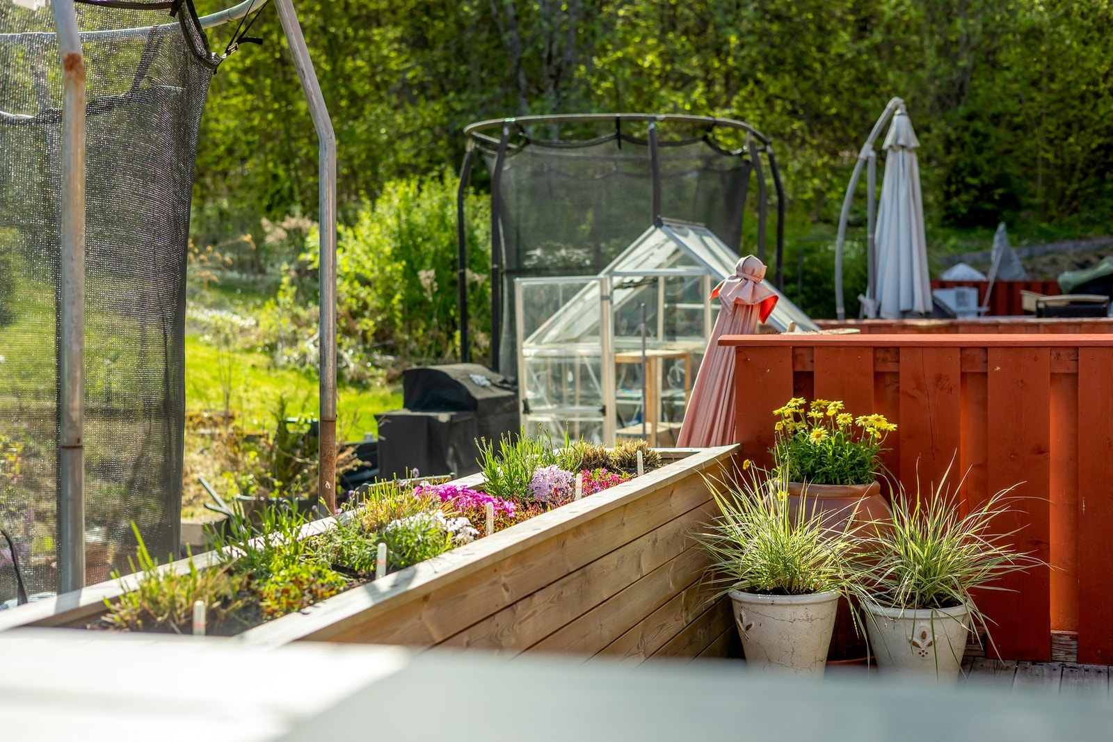 Terrassen ble bygget i 2023 og er utstyrt med en innebygget blomsterkasse. Galleribilde