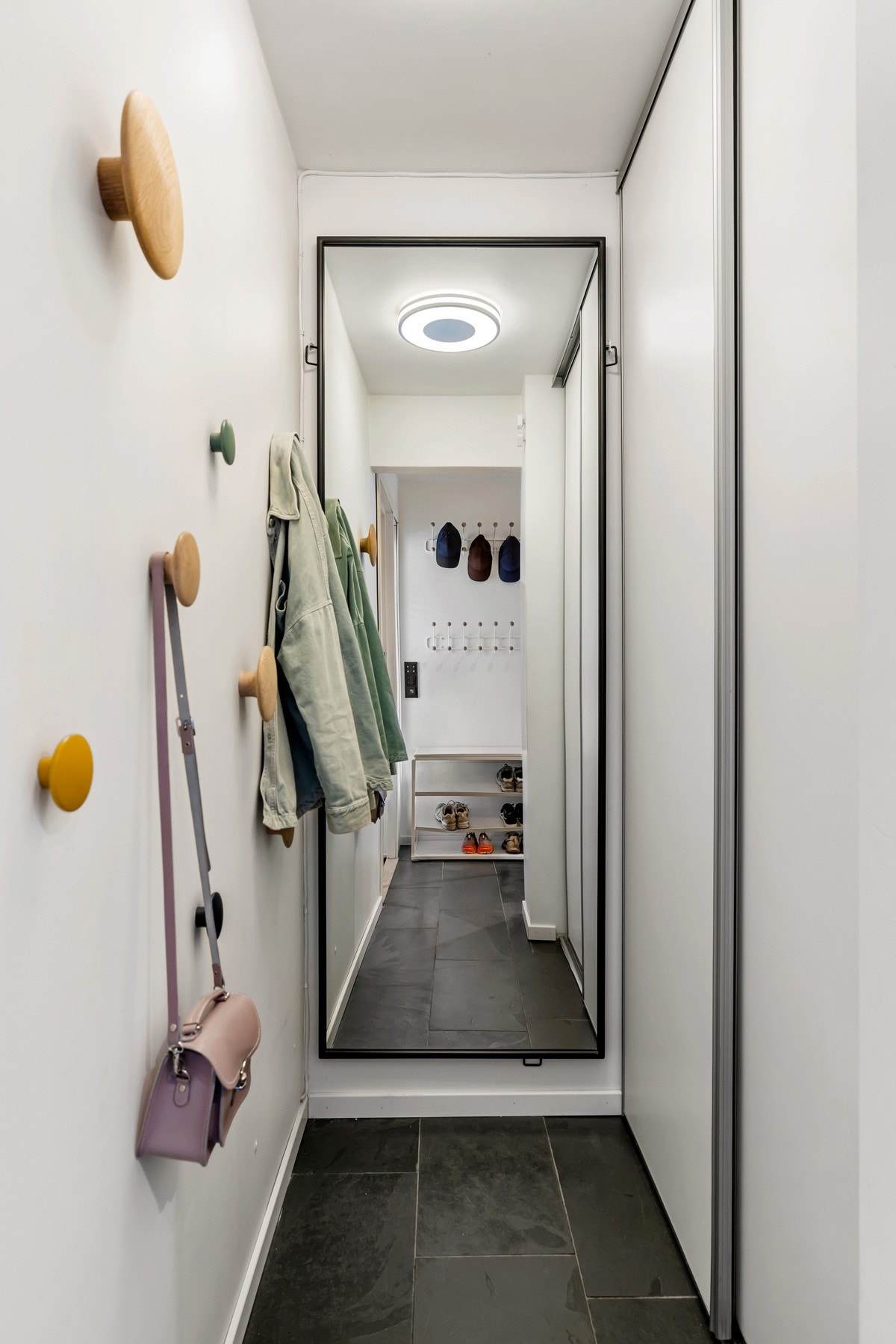 Entréen har flislagt gulv med varmekabler, samt skyvedørsgarderobe som gir gode oppbevaringsmuligheter. Galleribilde