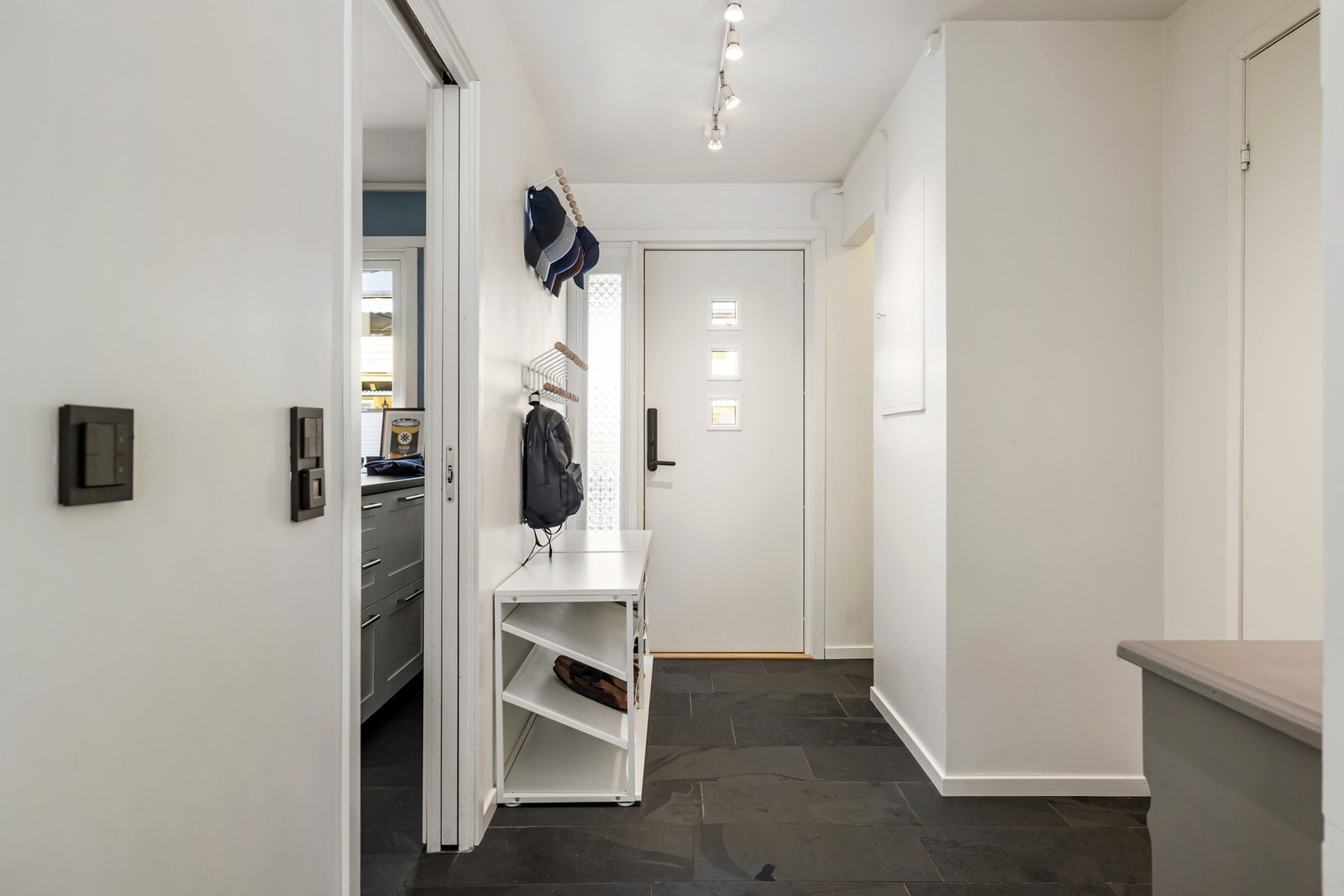 Boligen har en lys og innbydende entré. Galleribilde