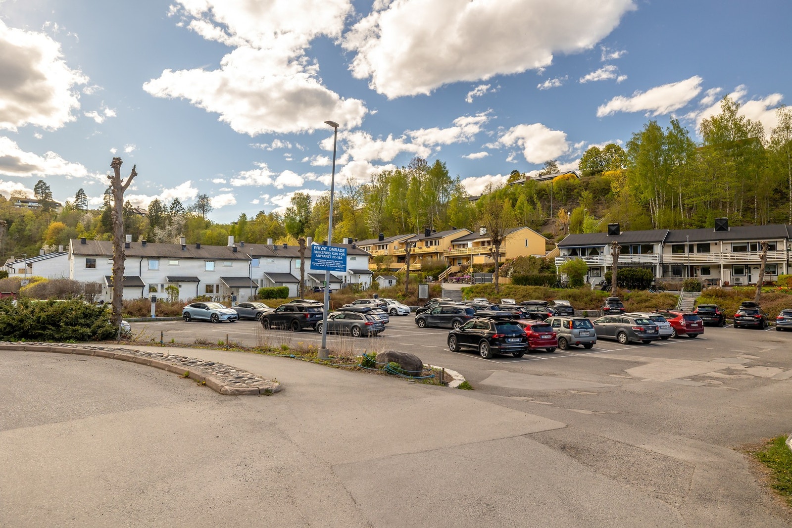 Felles parkeringsplass for sameiet. Galleribilde