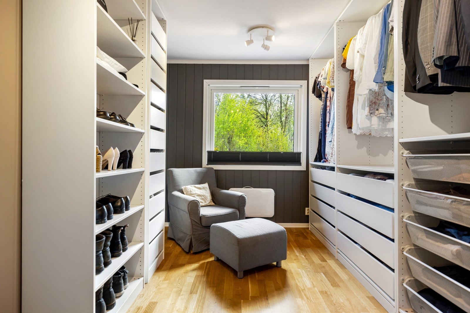 Soverom 2 brukes i dag som et stort walk-in closet med omfattende garderobeløsning og god oppbevaringsplass. Galleribilde