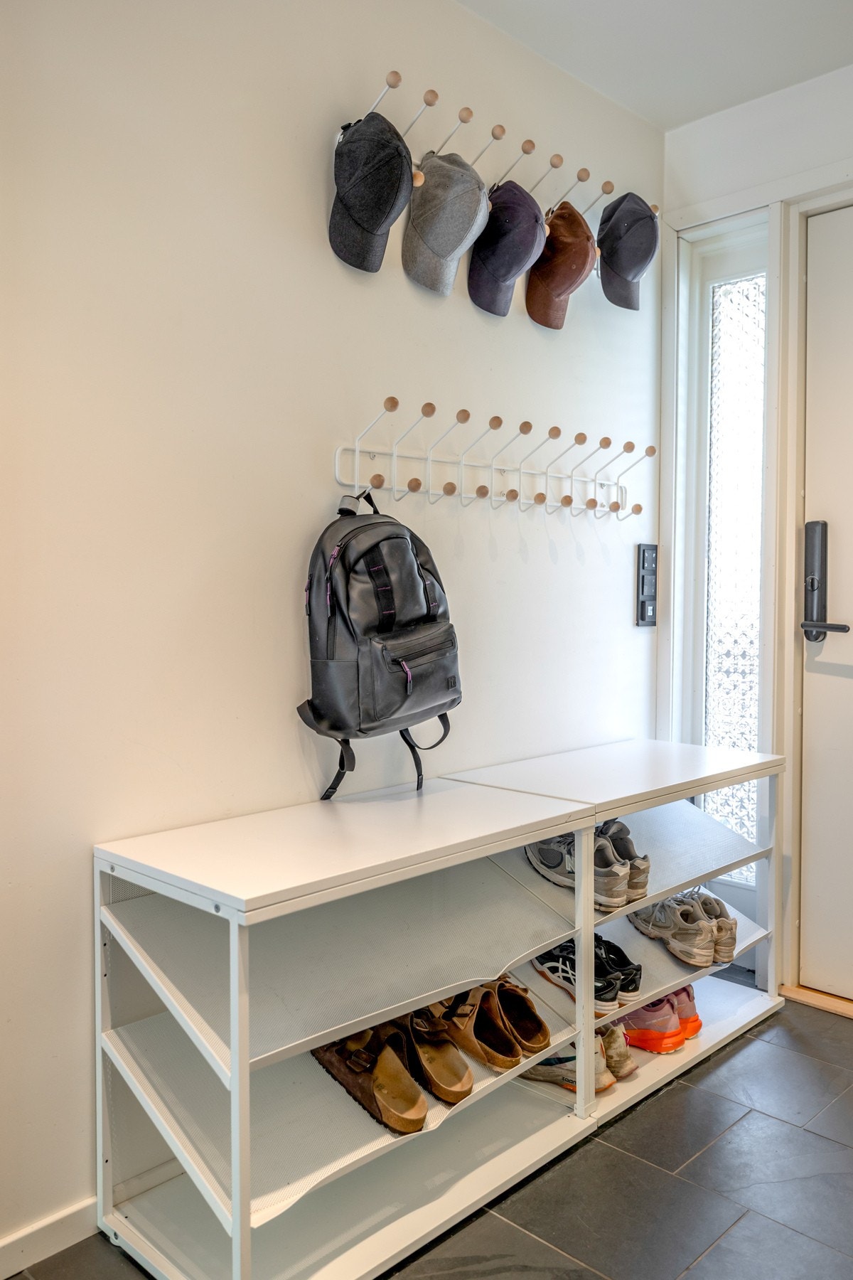 Her er det god plass til oppbevaring av yttertøy og sko. Galleribilde