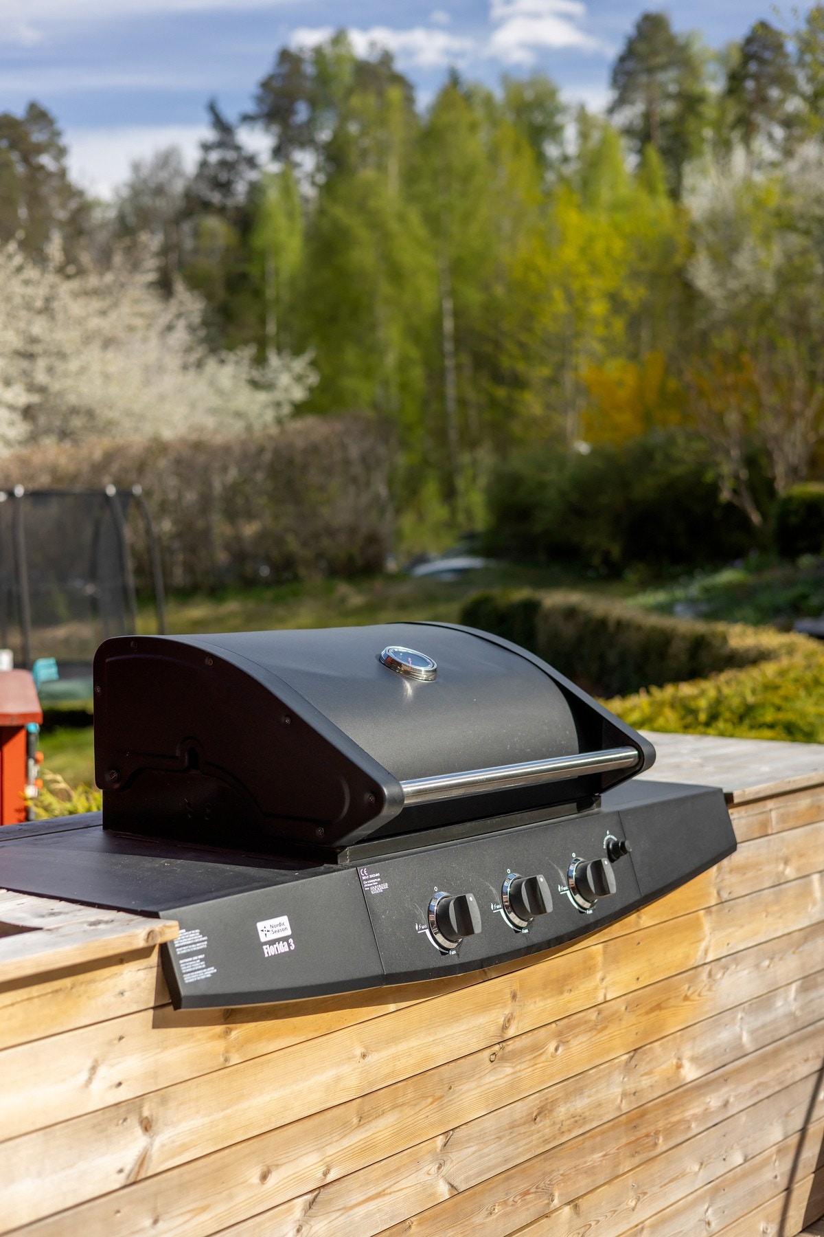 Terrassen er oppgradert med praktiske benkeplater og spesialtilpasset løsning med integrert plass til grill og kjøleboks, noe som skaper en sosial og funksjonell uteplass for hyggelige sommerdager og sammenkomster. Galleribilde
