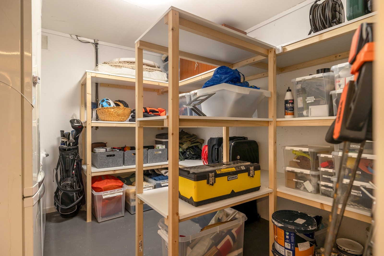 Stor bod i kjelleren som har rikelig med oppbevaringsplass. Galleribilde