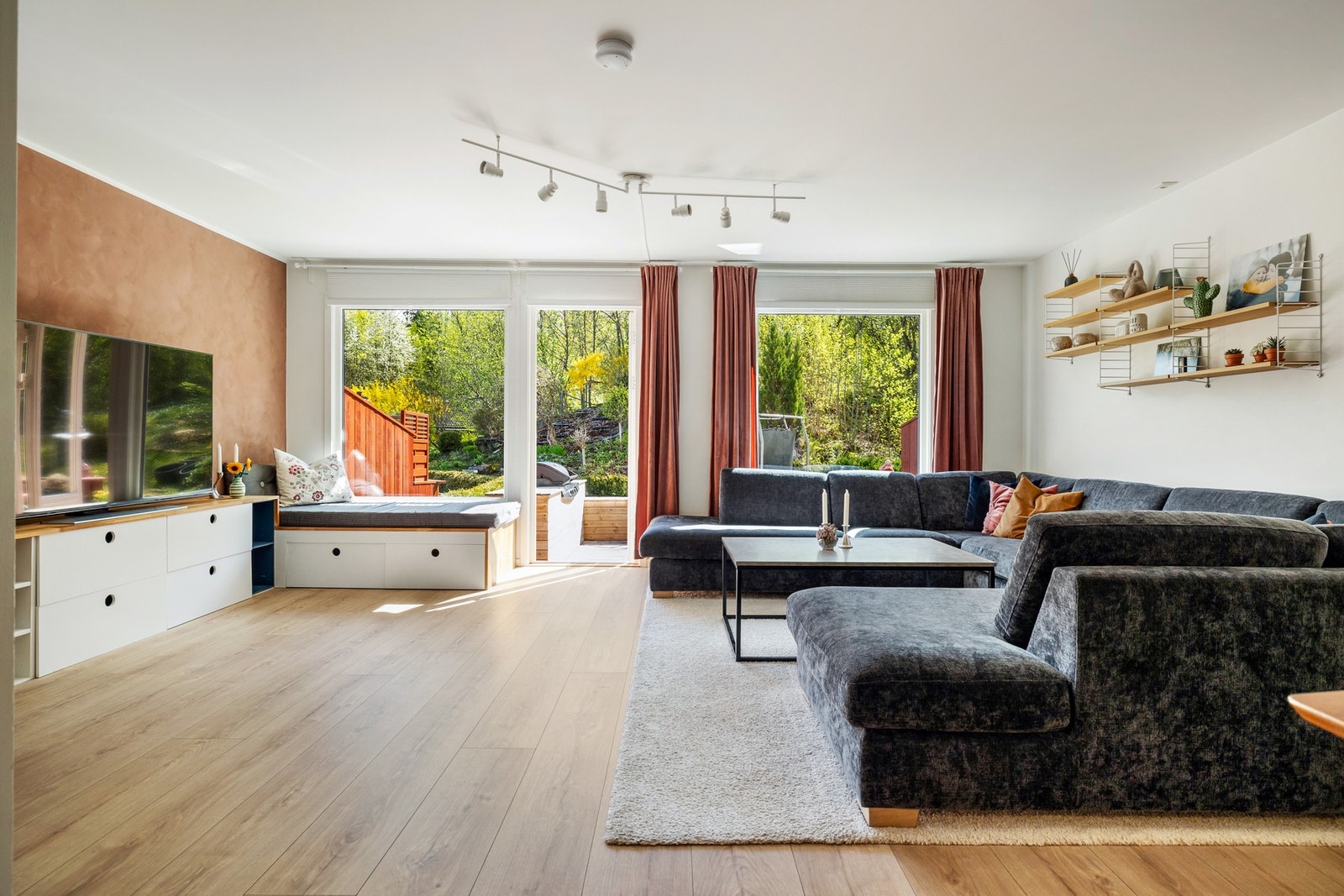 De store vindusflatene slipper inn rikelig med naturlig lys og gir en luftig romfølelse. Galleribilde