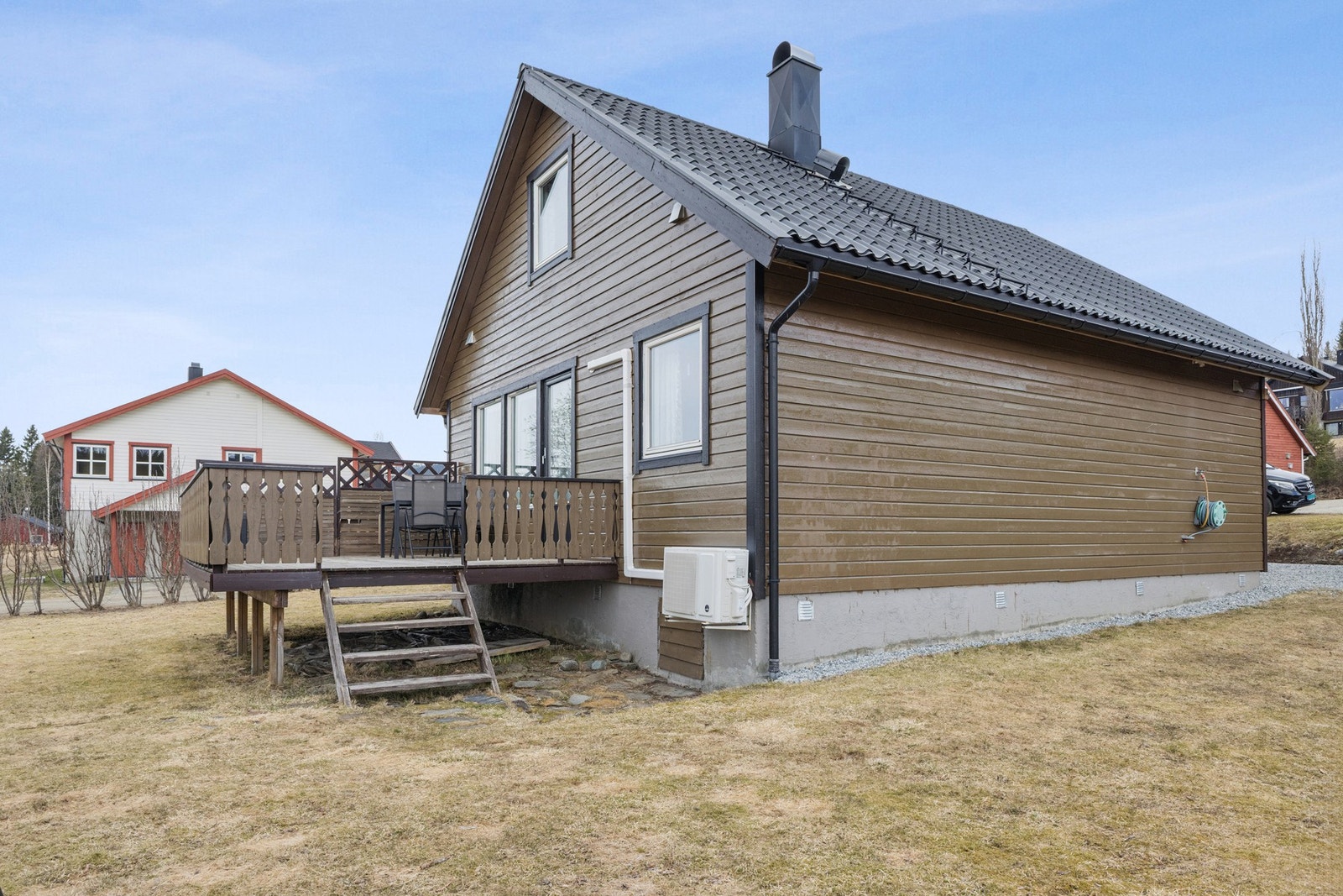 Eneboligen er oppført i 1997 og har fått flere oppgraderinger, inkludert en ny varmepumpe i 2021 og nytt gulv i store deler av boligen i 2023. Galleribilde