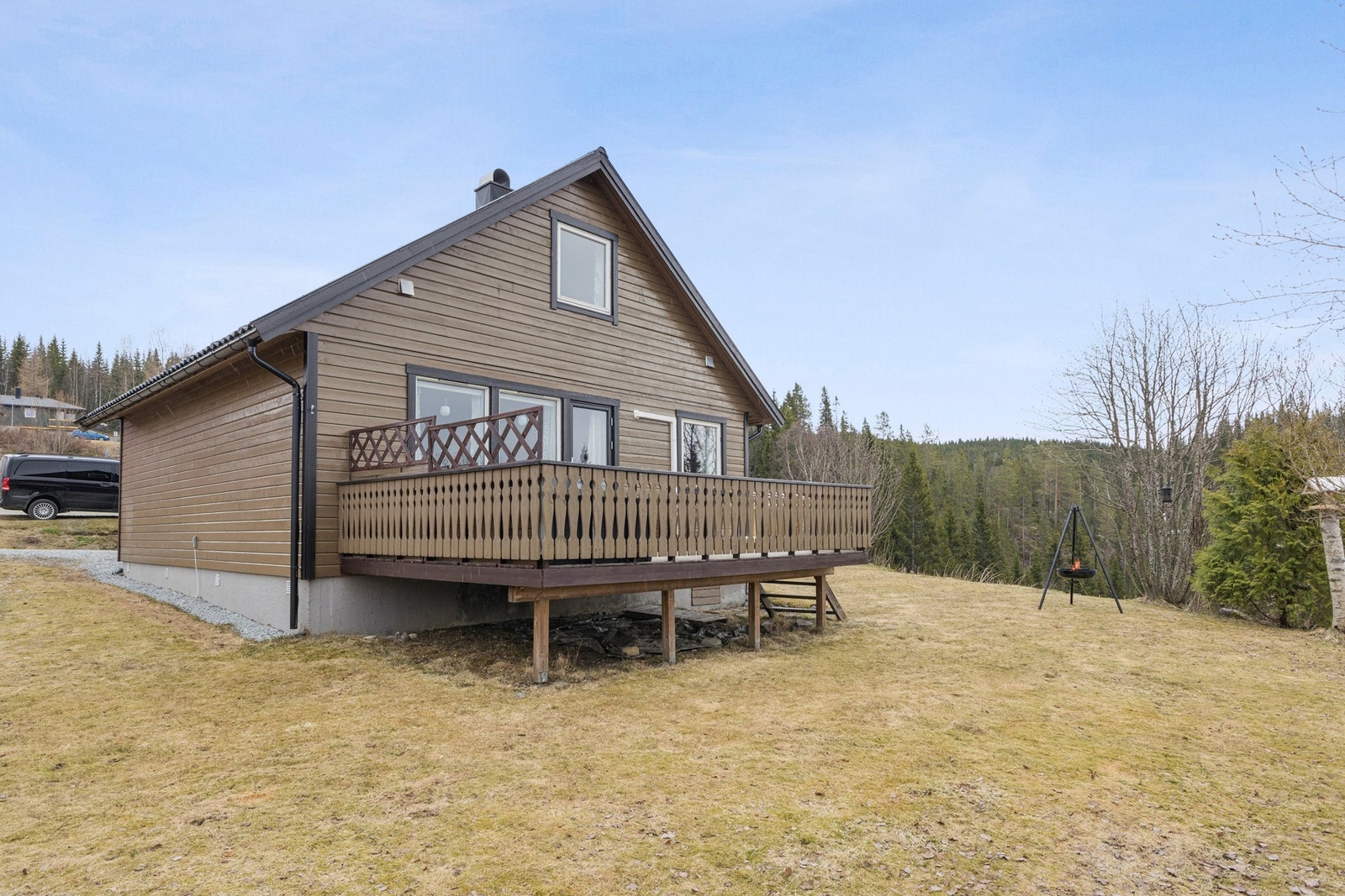 Eiendommen ligger landlig til på en romslig og solrik tomt på ca. 1545 m², med terrasse og gode parkeringsmuligheter i egen garasje og på gårdsplassen. Galleribilde
