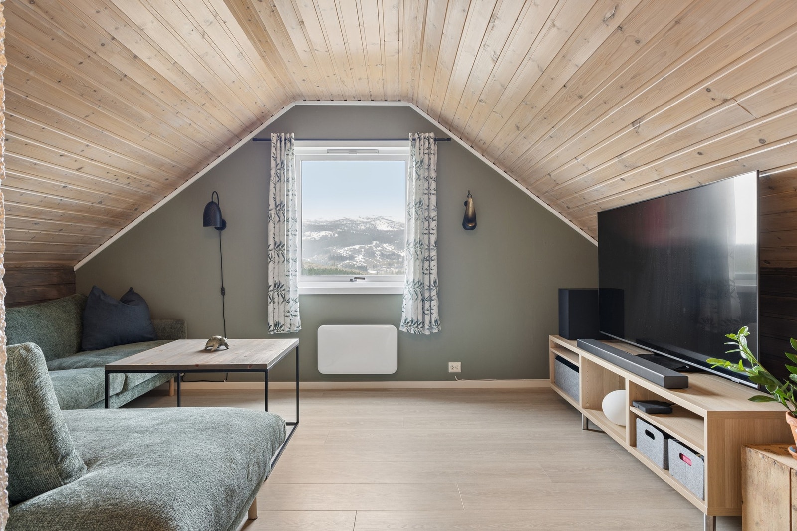 Loftstuen gir ekstra plass og adskilte soner for familien. Galleribilde