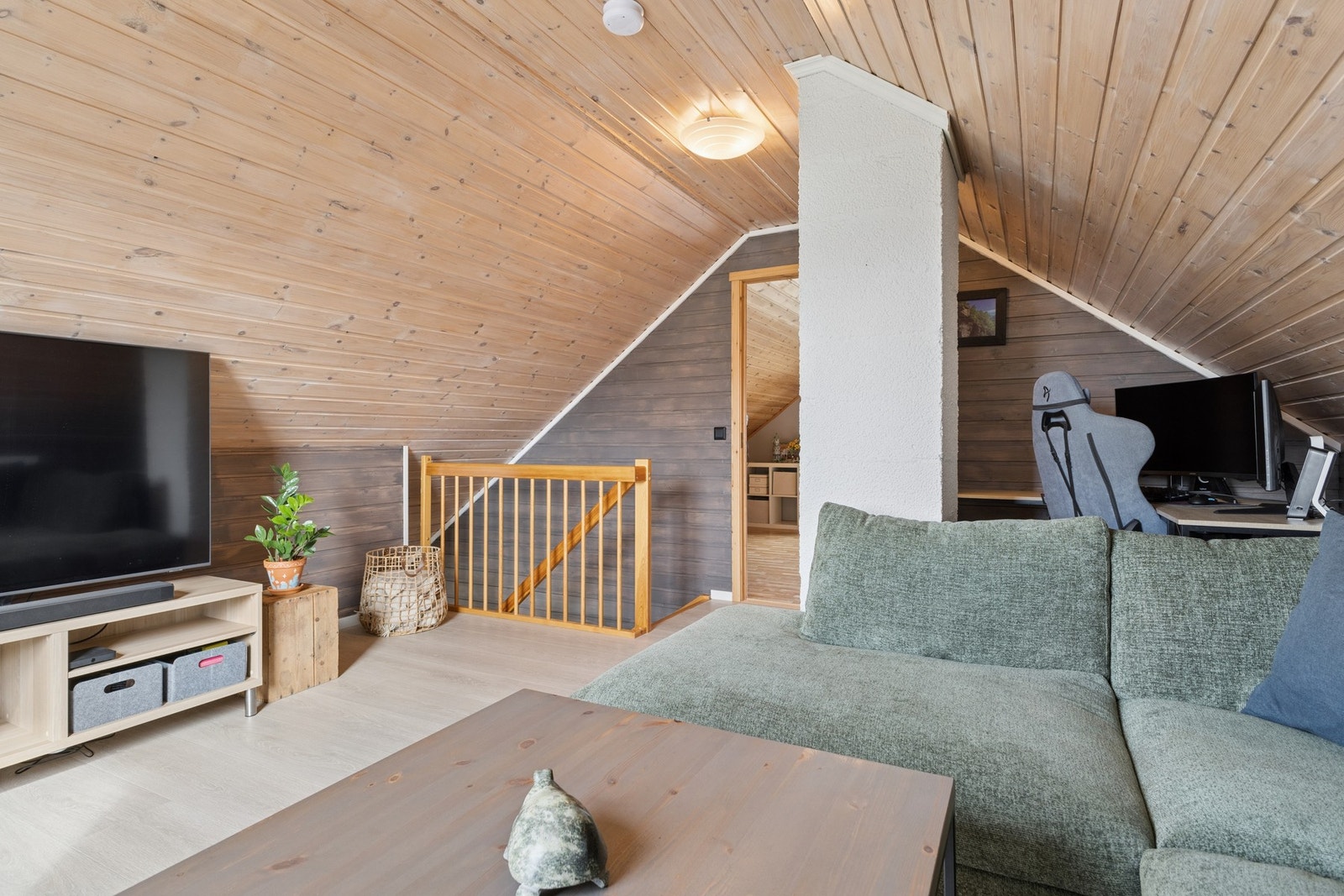 Boligen er utstyrt med sentralstøvsuger med uttak i hver etasje. Galleribilde