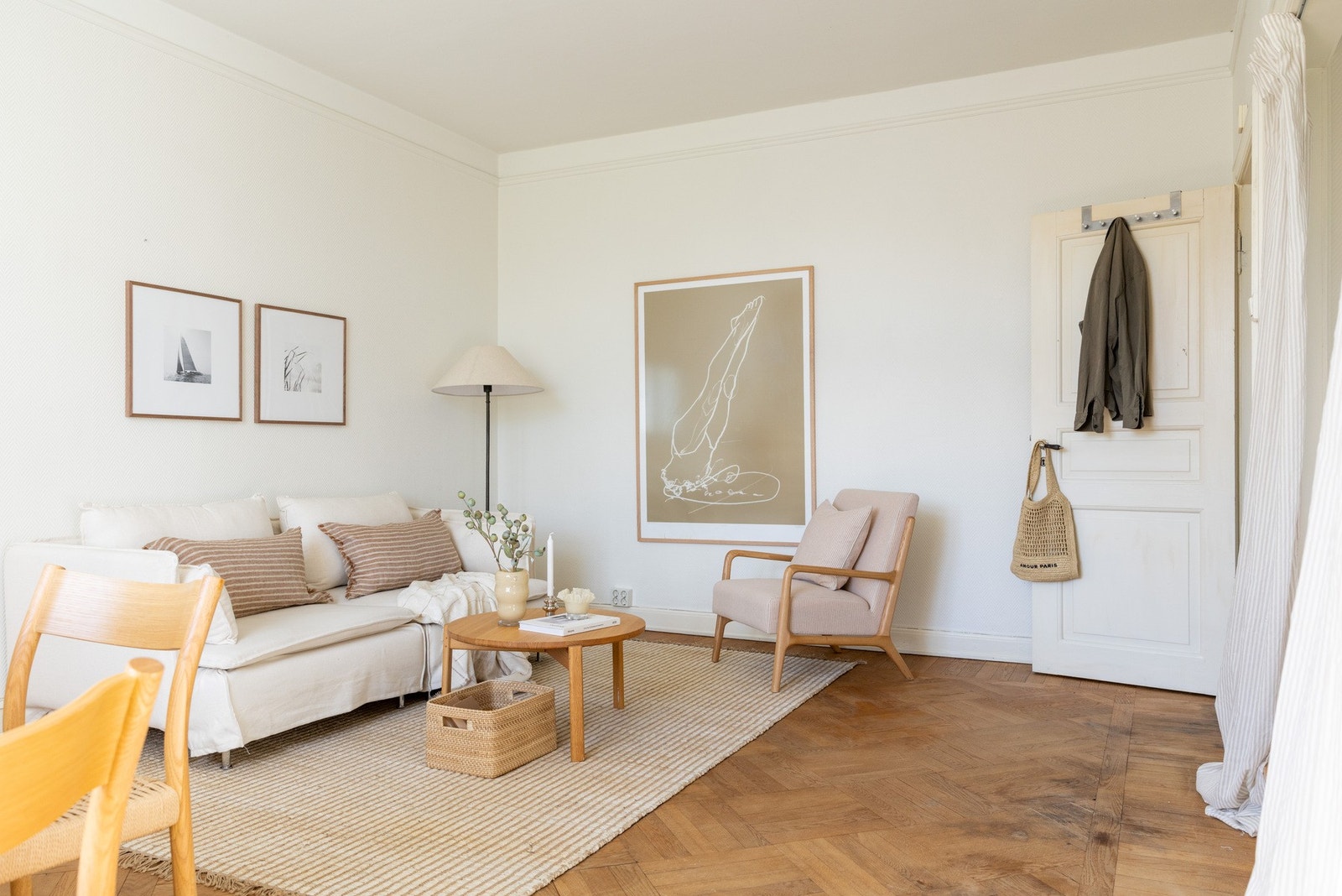Leiligheten har god plass til stor sofagruppe, spisebord og annet møblement etter eget ønske og behov Galleribilde