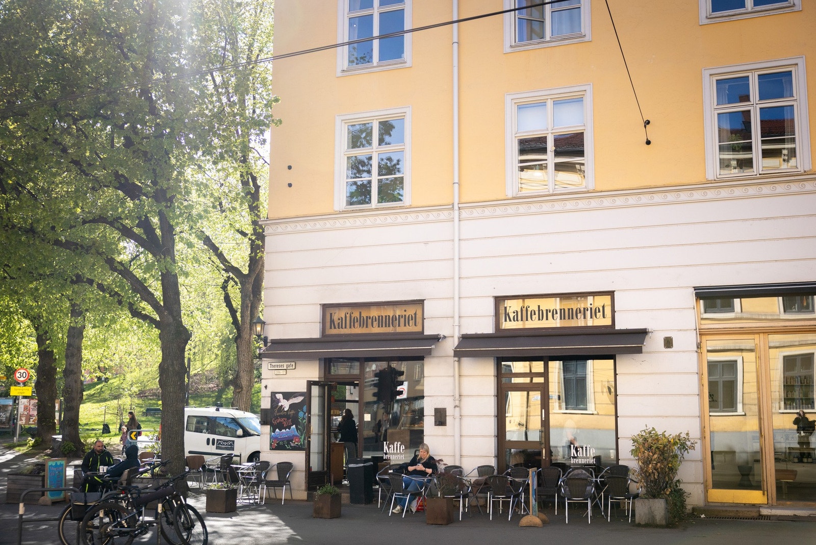 Nyt en bedre kaffe på Kaffebrenneriet som ligger i samme bygg Galleribilde