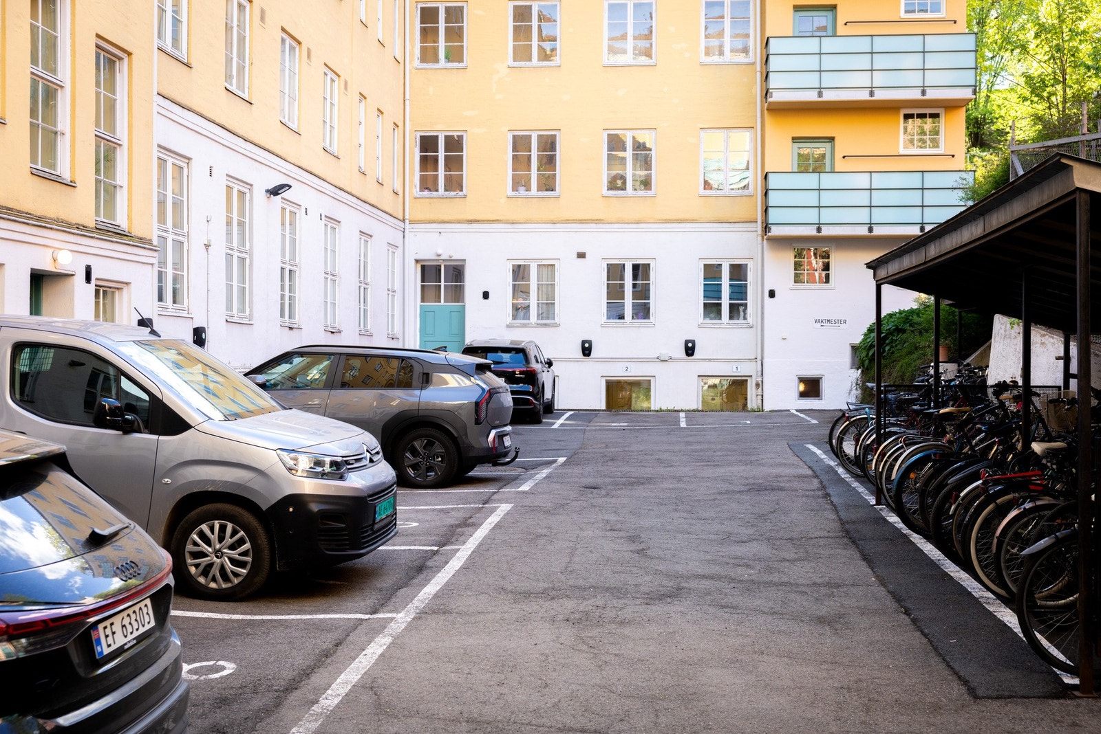 Det er 11 parkeringsplasser i bakgården med lademulighet. Én plass kan bookes etter førstemann til mølla-prinsippet for korte perioder på noen timer av gangen Galleribilde