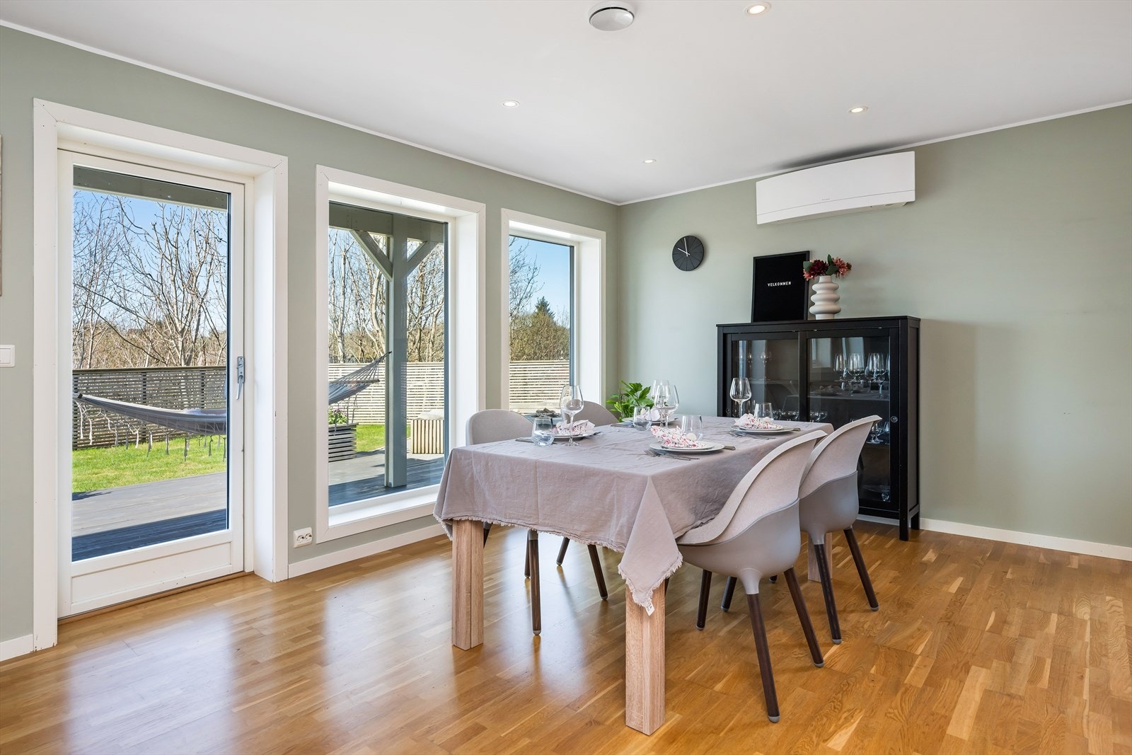 Utgang til terrasse fra stue. Legg merke til de store vindusflatene som strekker seg fra gulv til tak, og bidrar til godt med naturlig lysinnslipp og gjør rommet svært luftig. Galleribilde