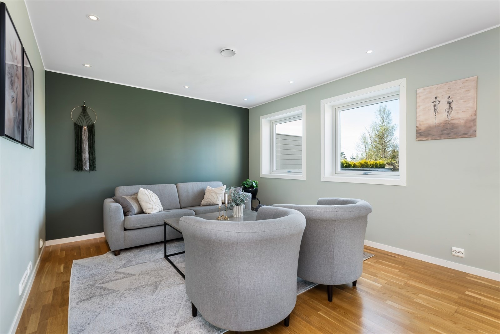 Lyse og delikate fargevalg samt downlights i taket. Galleribilde