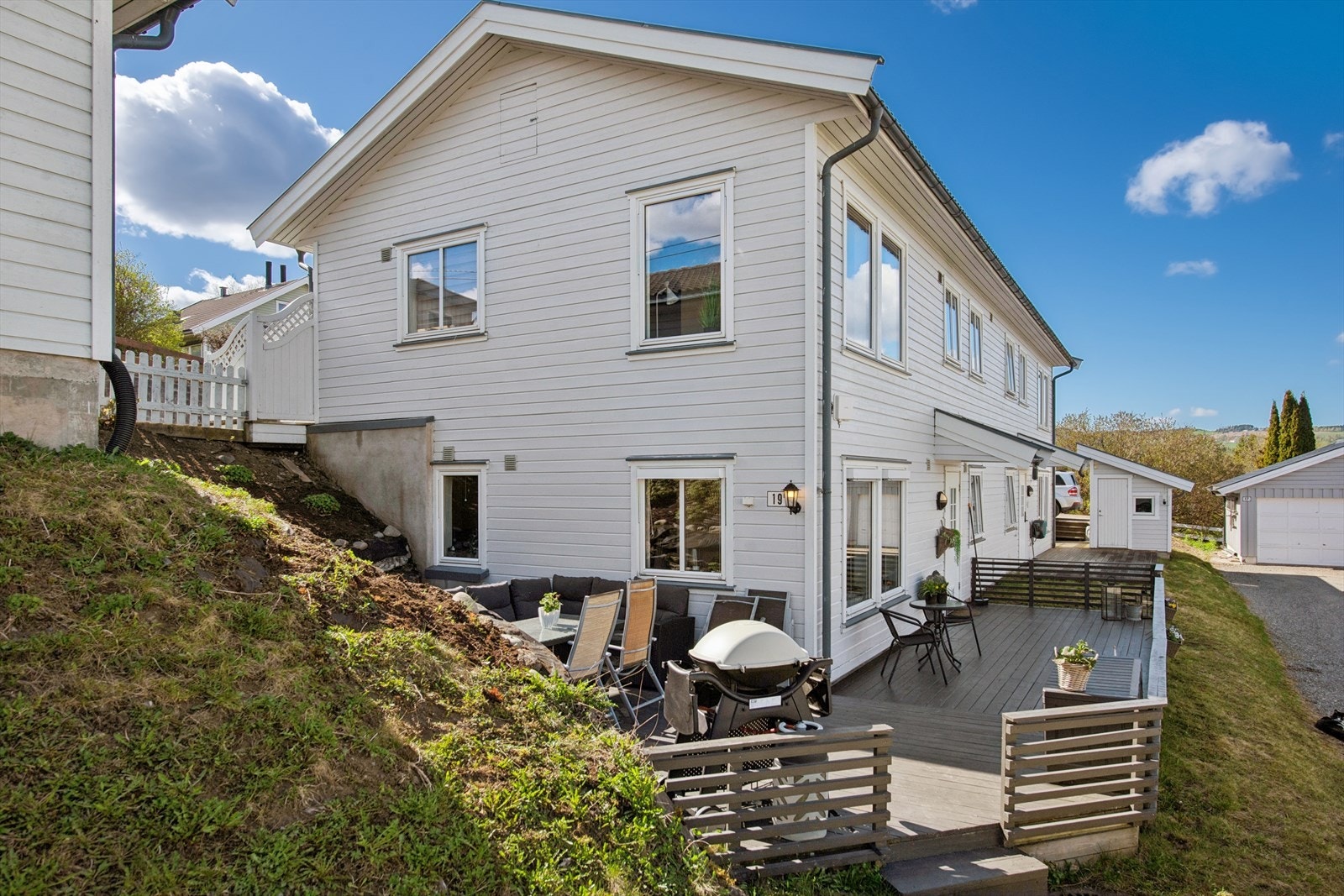 Uteområdet ligger skjermet til med god plass for både avslapning og grilling. Galleribilde