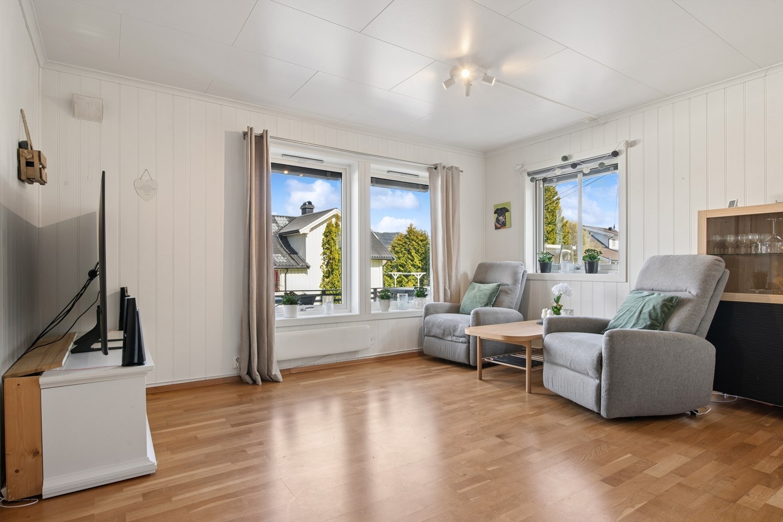 Romslig stue med gode lysforhold og plass til flere sittegrupper. Galleribilde