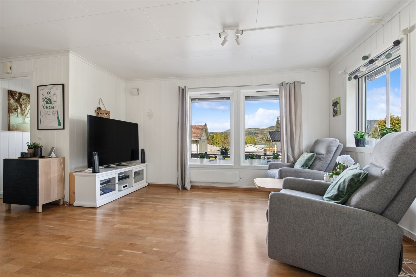 Store vindusflater som gir utsyn og rikelig med dagslys. Galleribilde