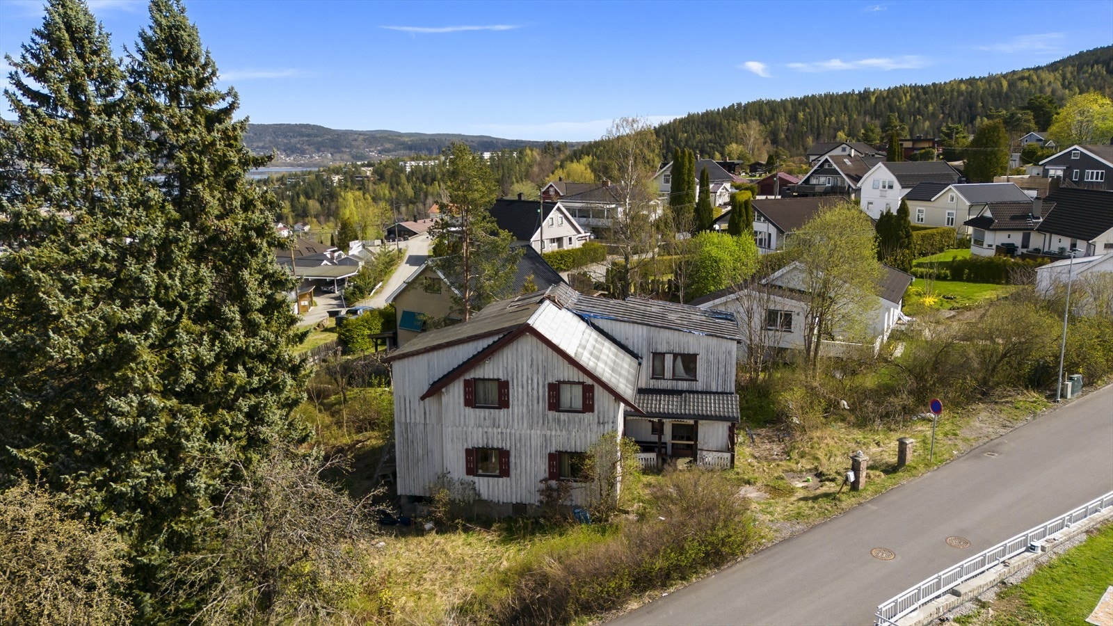 Eiendommen befinner seg i et veletablert boligområde på Frydenlund sør-øst i Drammen. Galleribilde