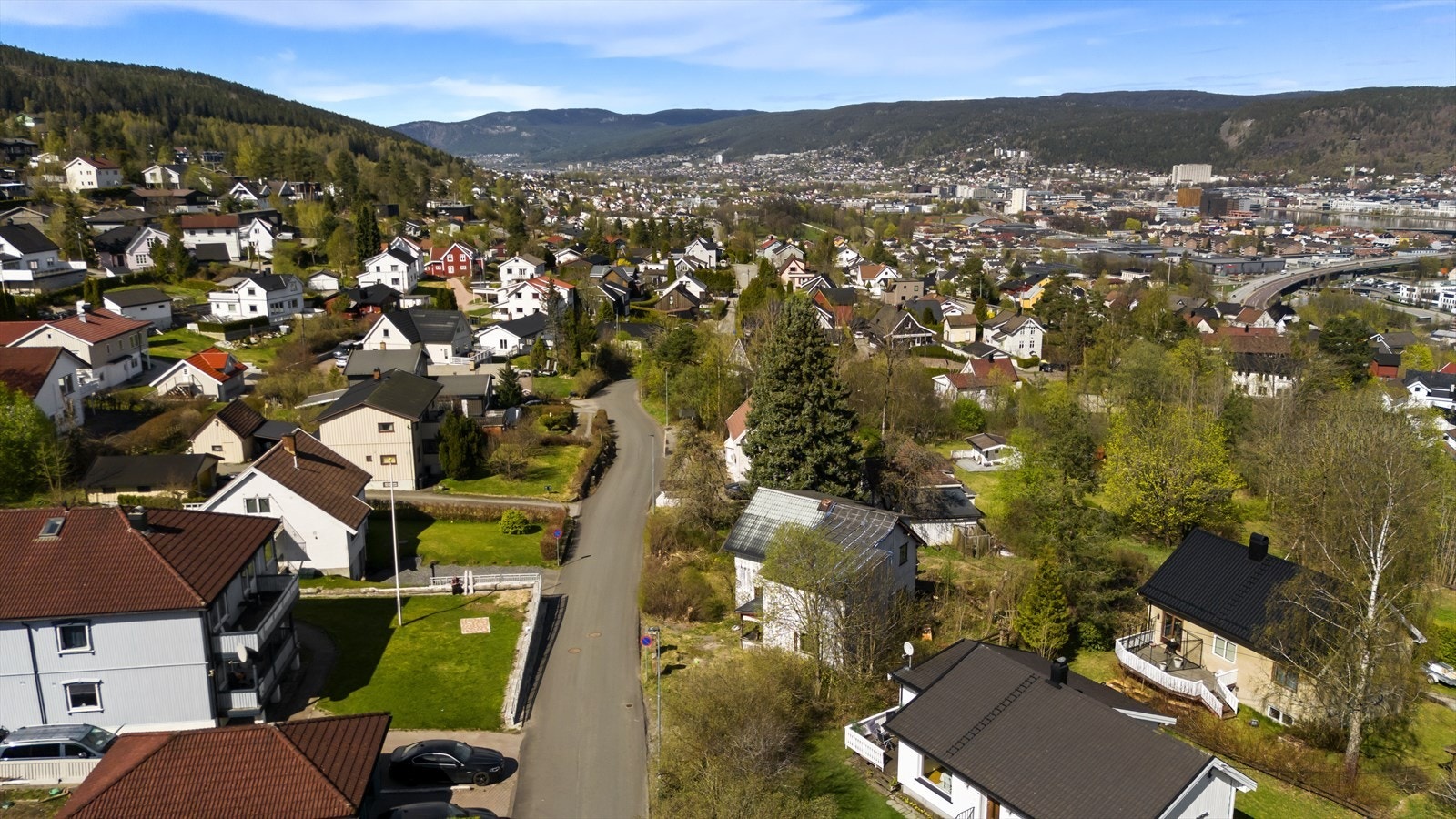 Frydenhaug består flere eneboliger og rekkehus med lite trafikk og gode oppvekstvilkår for de minste. Galleribilde