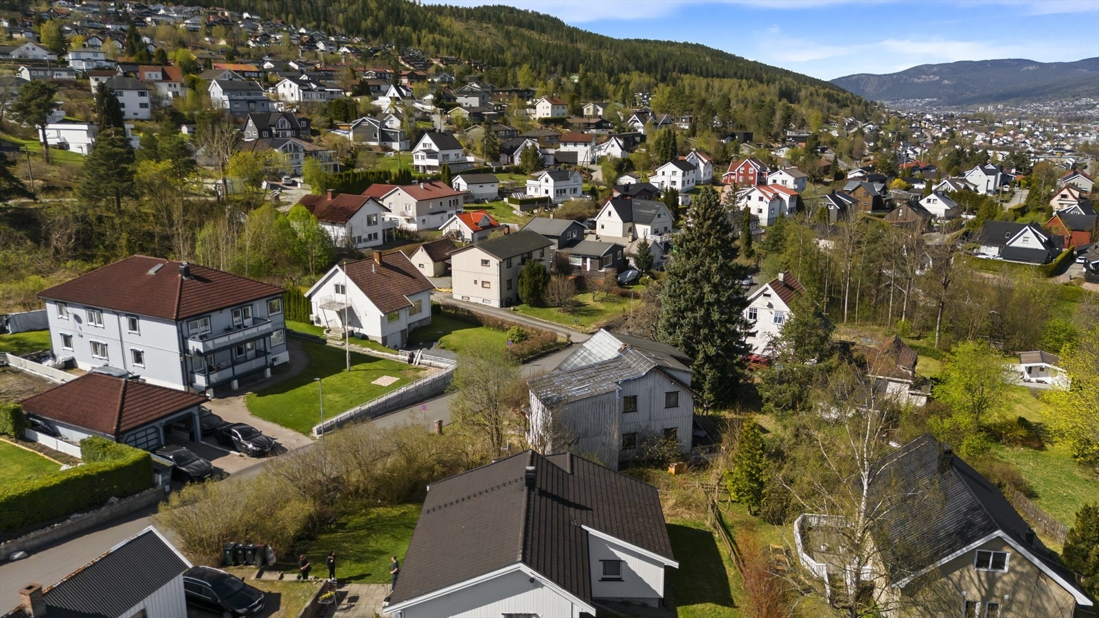 Område har gode kollektivforbindelser med busstopp like utenfor adressen, herfra kommer du deg til sentrum på ca. 10-12 minutter. Galleribilde