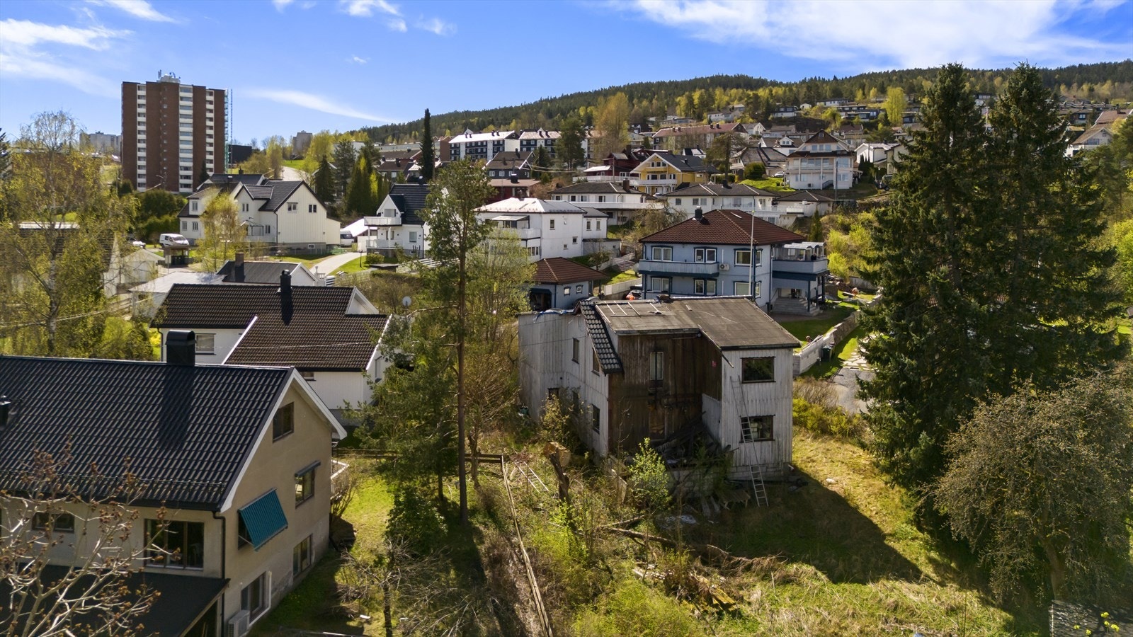 Tomten byr på en romslig hage og fine uteareal med stort potensial for videre utvikling. Galleribilde
