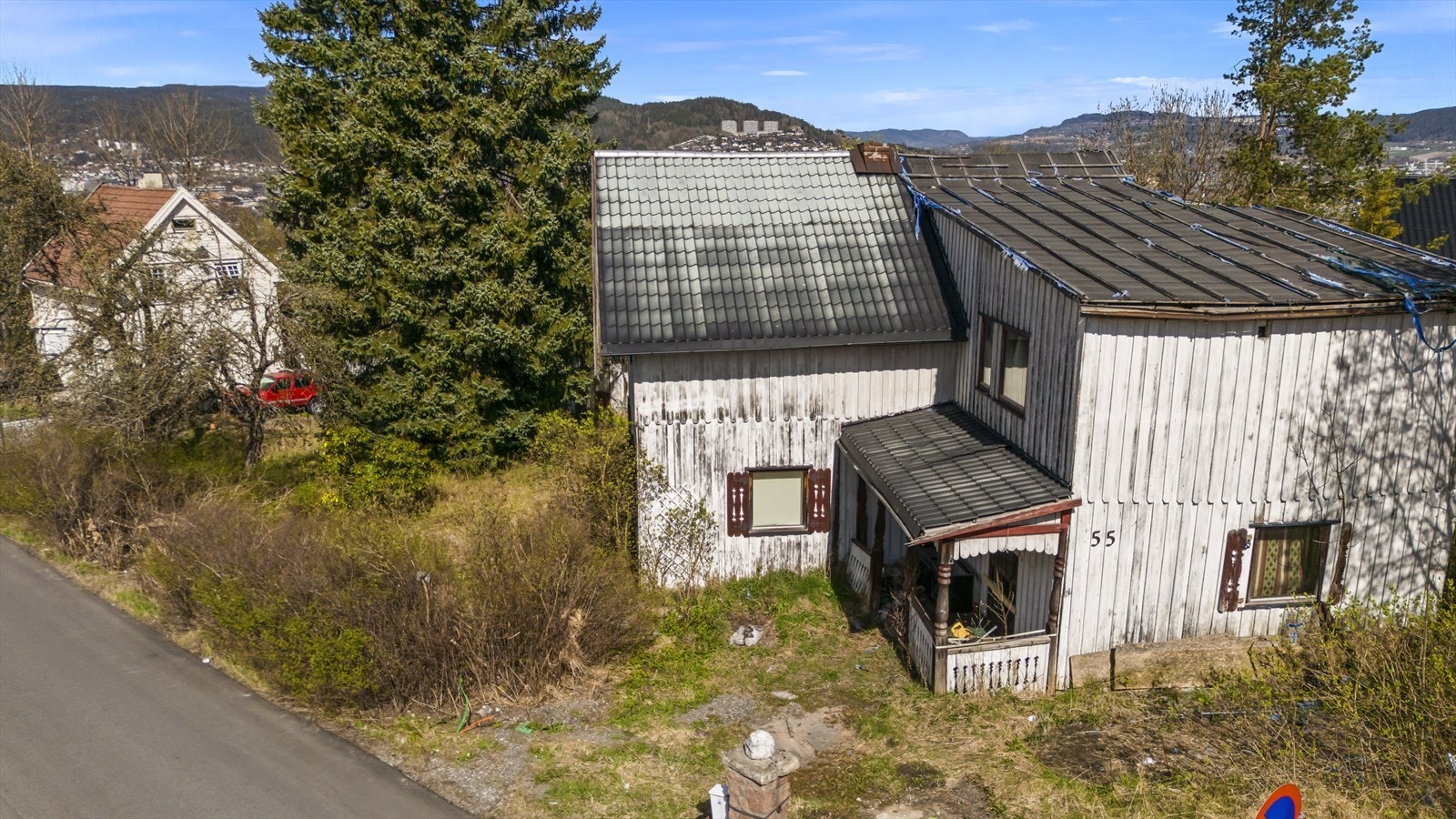 Det gjøres videre oppmerksom på at boligen på tomten er kondemnabel og ikke egnet for beboelse ved nåværende tidspunkt. Galleribilde